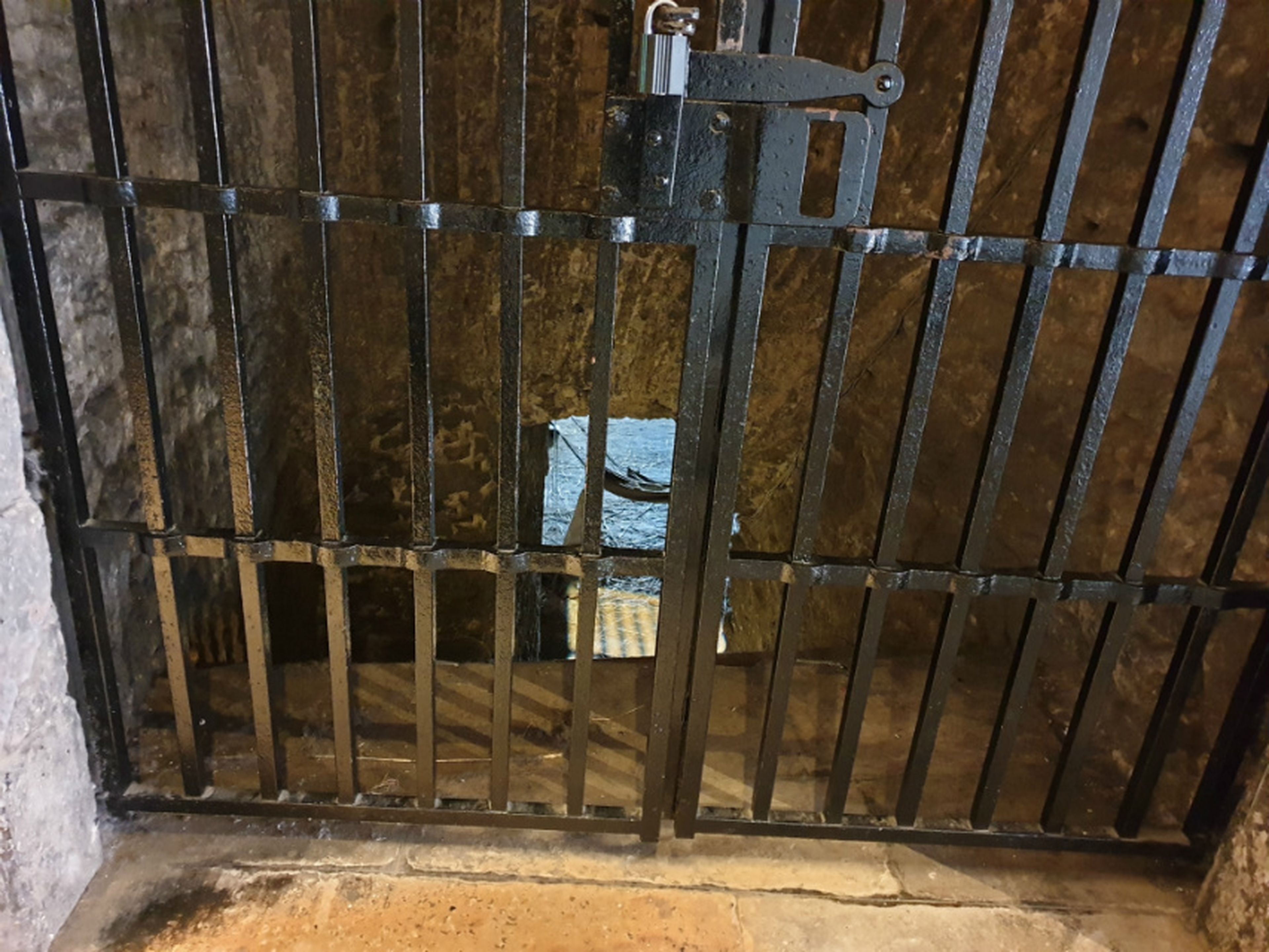 Puerta que conduce a las mazmorras del castillo de Edimburgo.