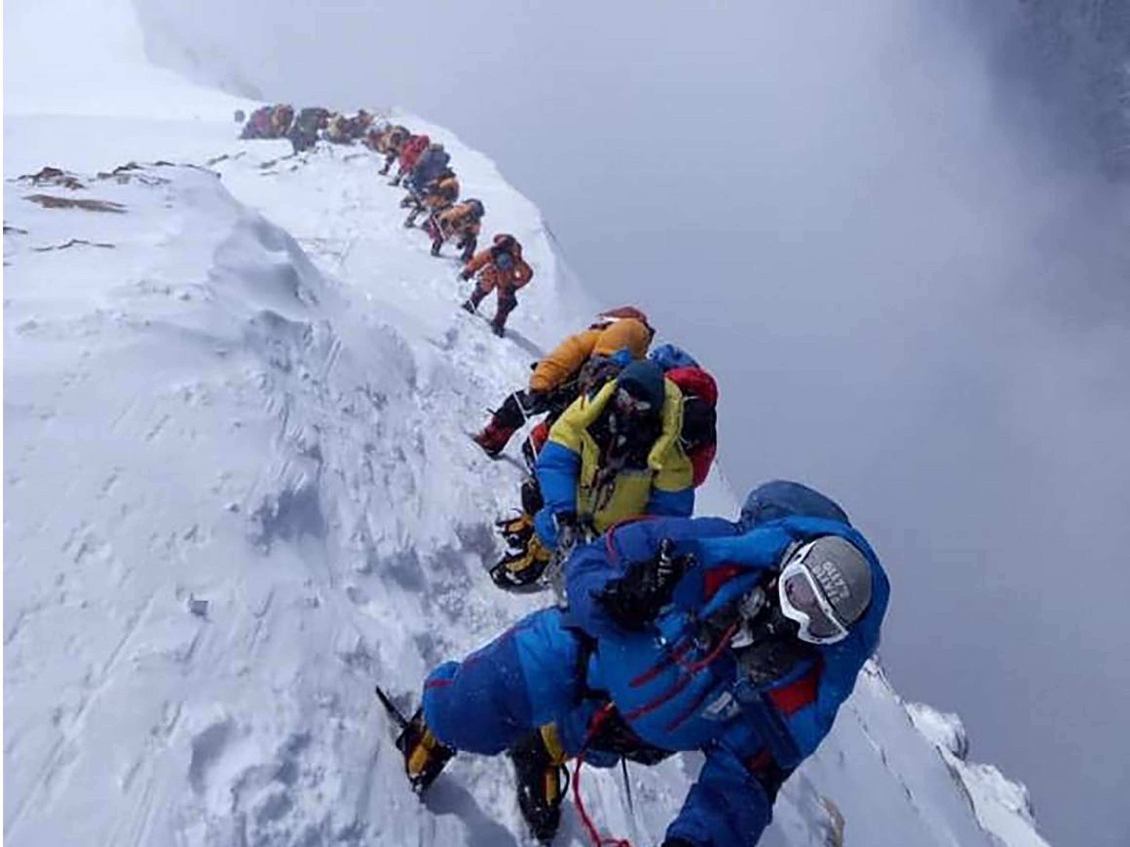 En esta foto tomada el 16 de mayo de 2018, los montañeros ascienden para conquistar el Everest. Lo hacen escalando la Cara Sur desde Nepal.
