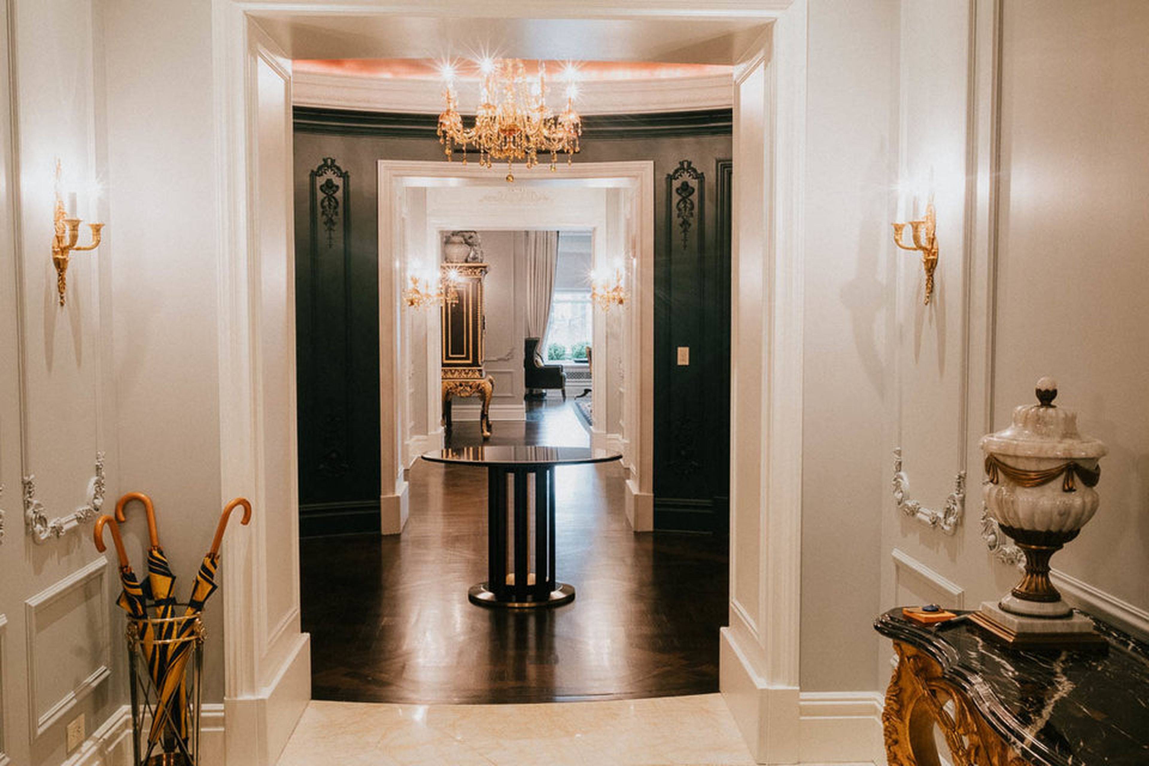 El recibidor de la entrada es elegante. El estilo decorativo de la suite está inspirado en la corte real de Luis XV. Evoca ciertamente a Versalles por dentro.