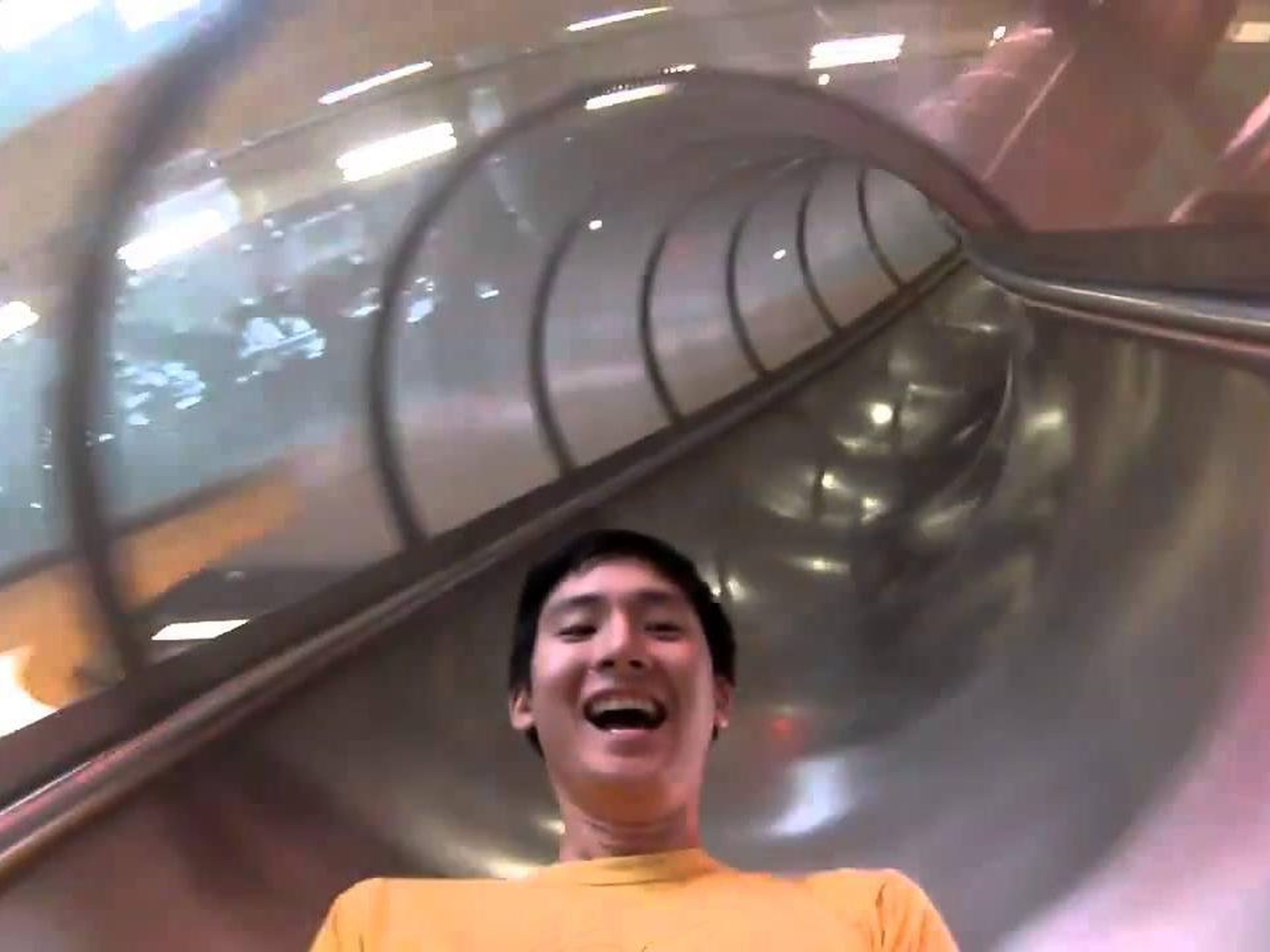 Puedes montar en un tobogán de 12 metros en el aeropuerto de Singapur.