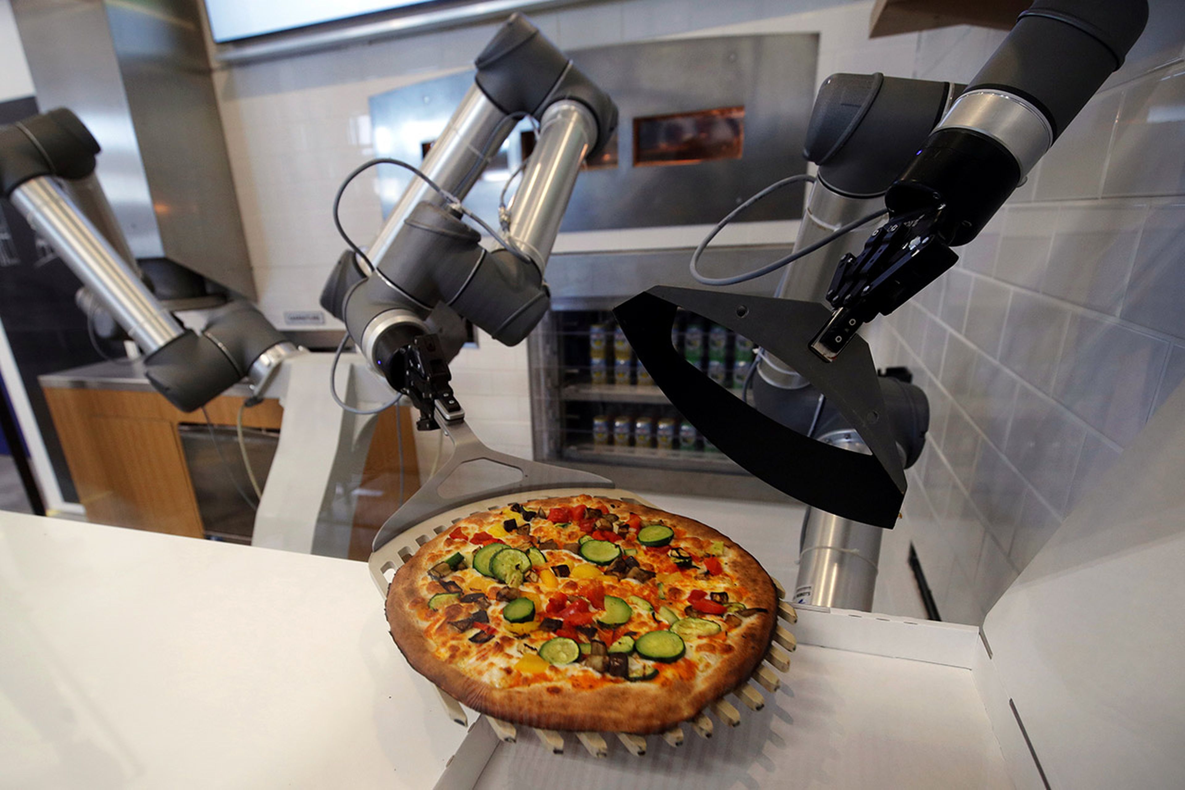 Un robot prepara una pizza en el showroom de la startup francesa EKIM.