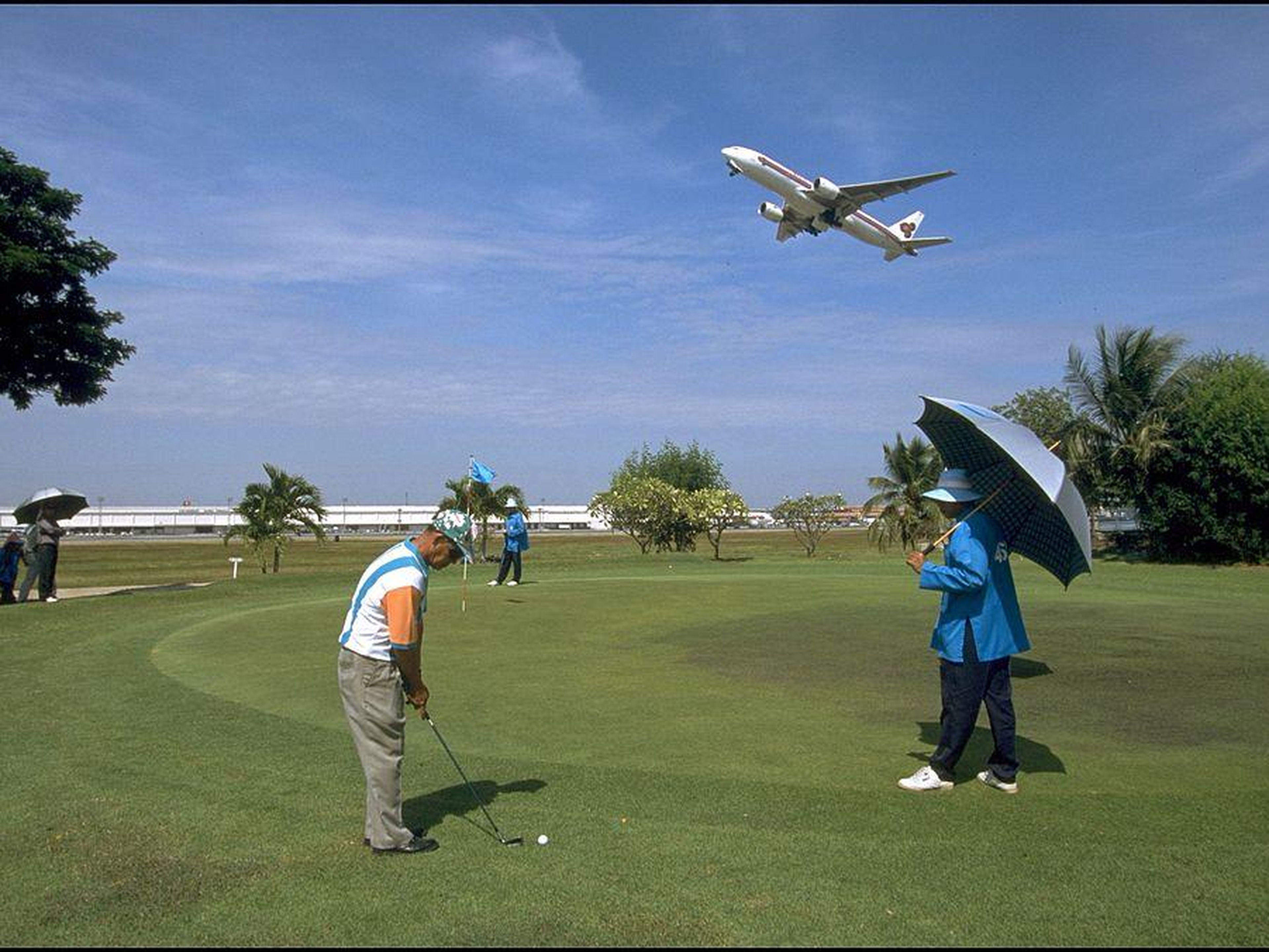 Un campo de golf de 18 hoyos en el aeropuerto Don Muang de Bangkok, Tailandia.