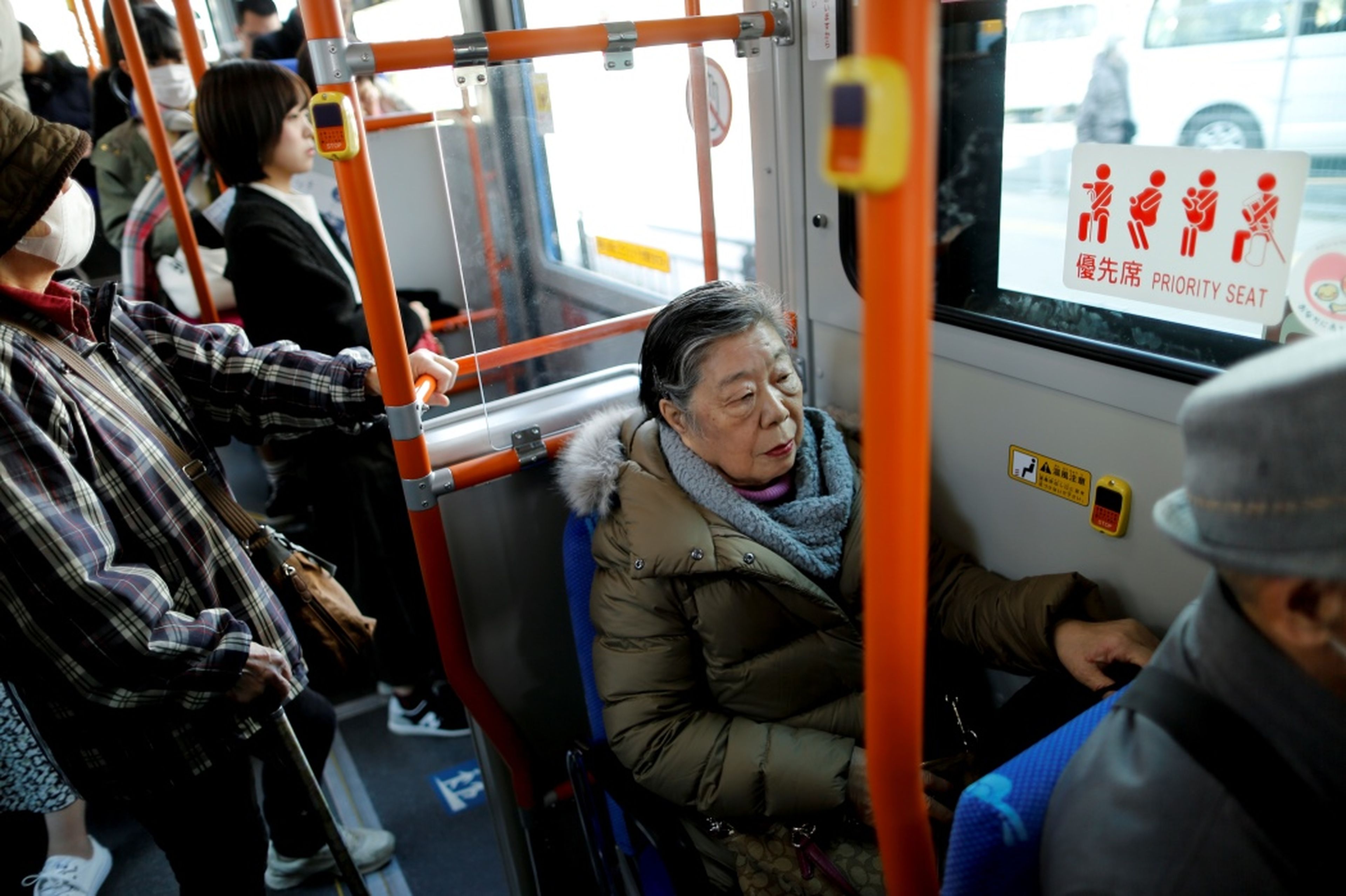 Una señora en autobús