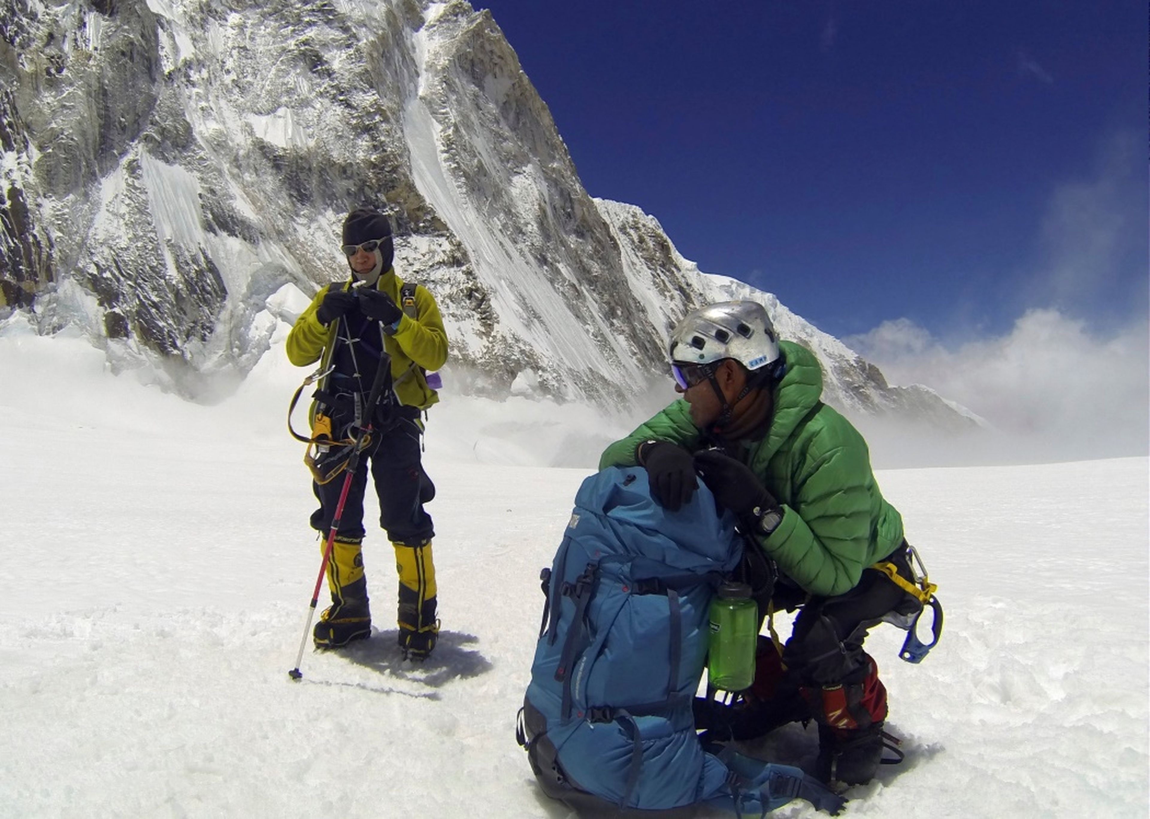 Sherpas nepalís descansan en su subida al Everest.