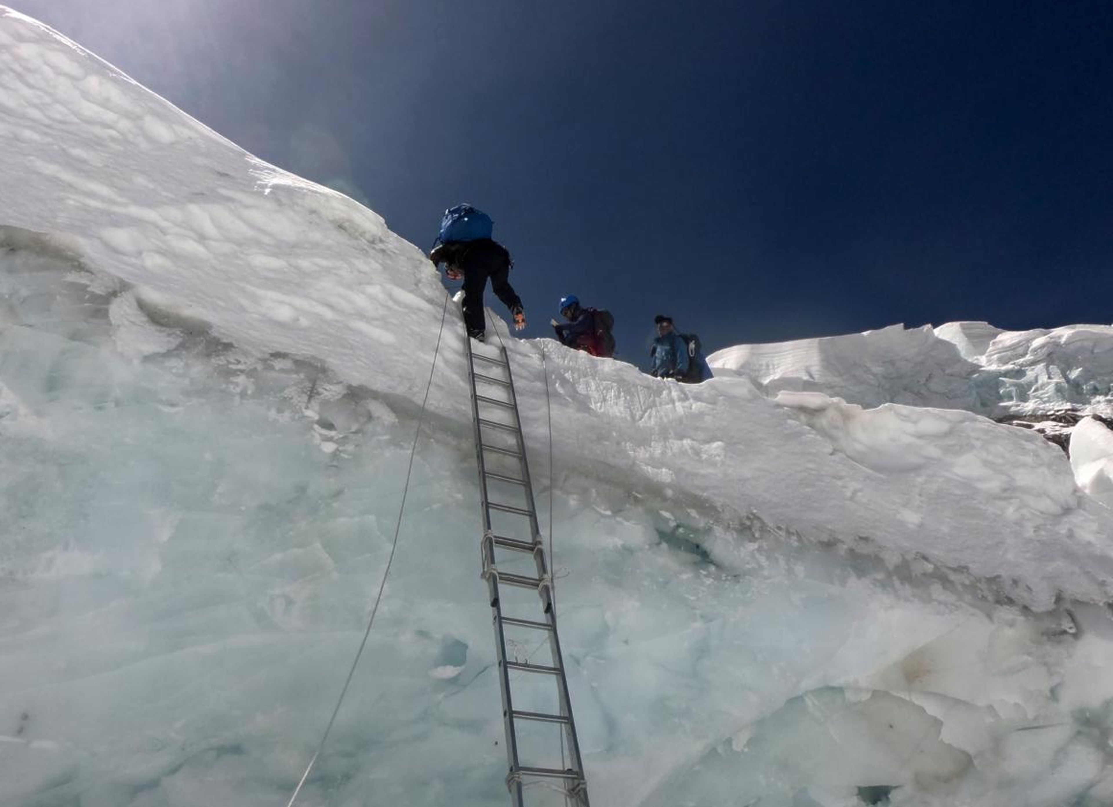 En esta foto tomada el 29 de abril de 2018, los montañeros están cerca del campamento 2 y están preparados para ascender la Cara Sur desde Nepal