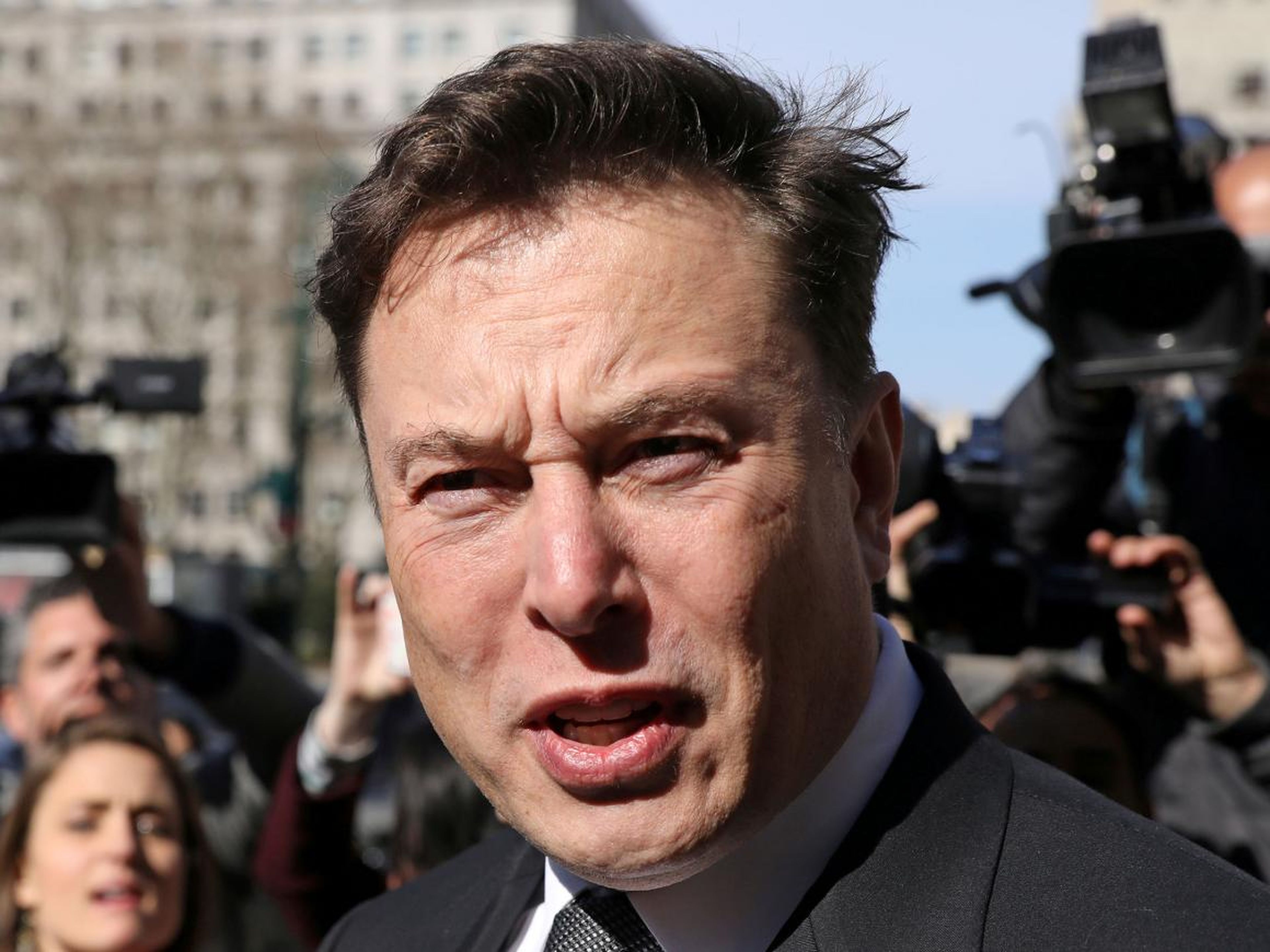 El presidente ejecutivo de Tesla, Elon Musk, abandona el tribunal federal de Manhattan después de una audiencia sobre su acuerdo de fraude con la Comisión de Bolsa y Valores (SEC) en la ciudad de Nueva York, Estados Unidos, 4 de abril de 2019.