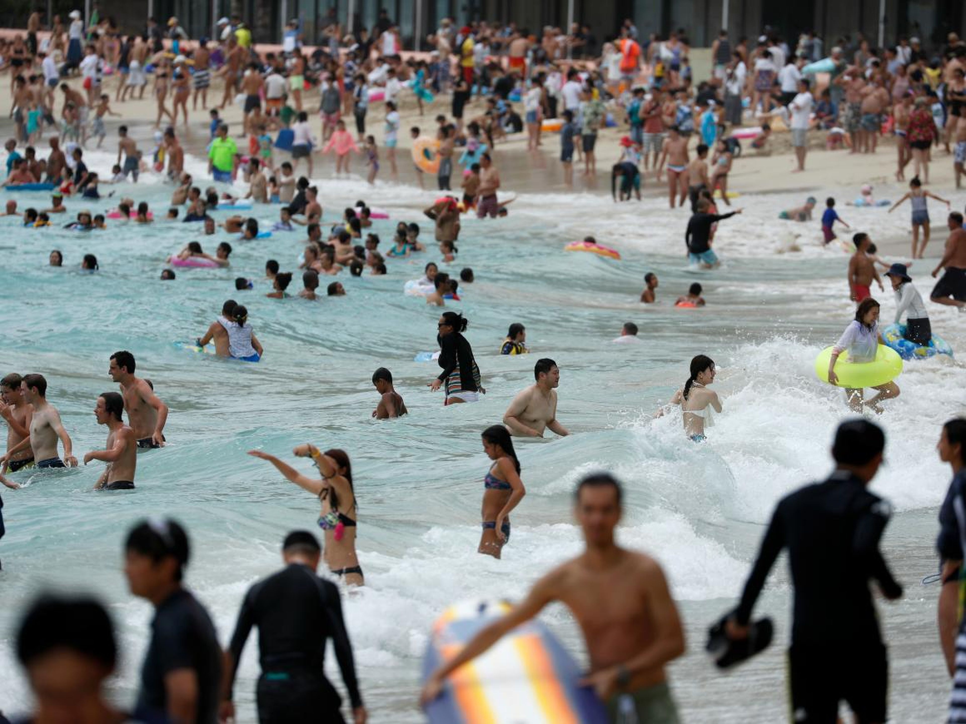 Multitud nadando en la playa de Waikiki.