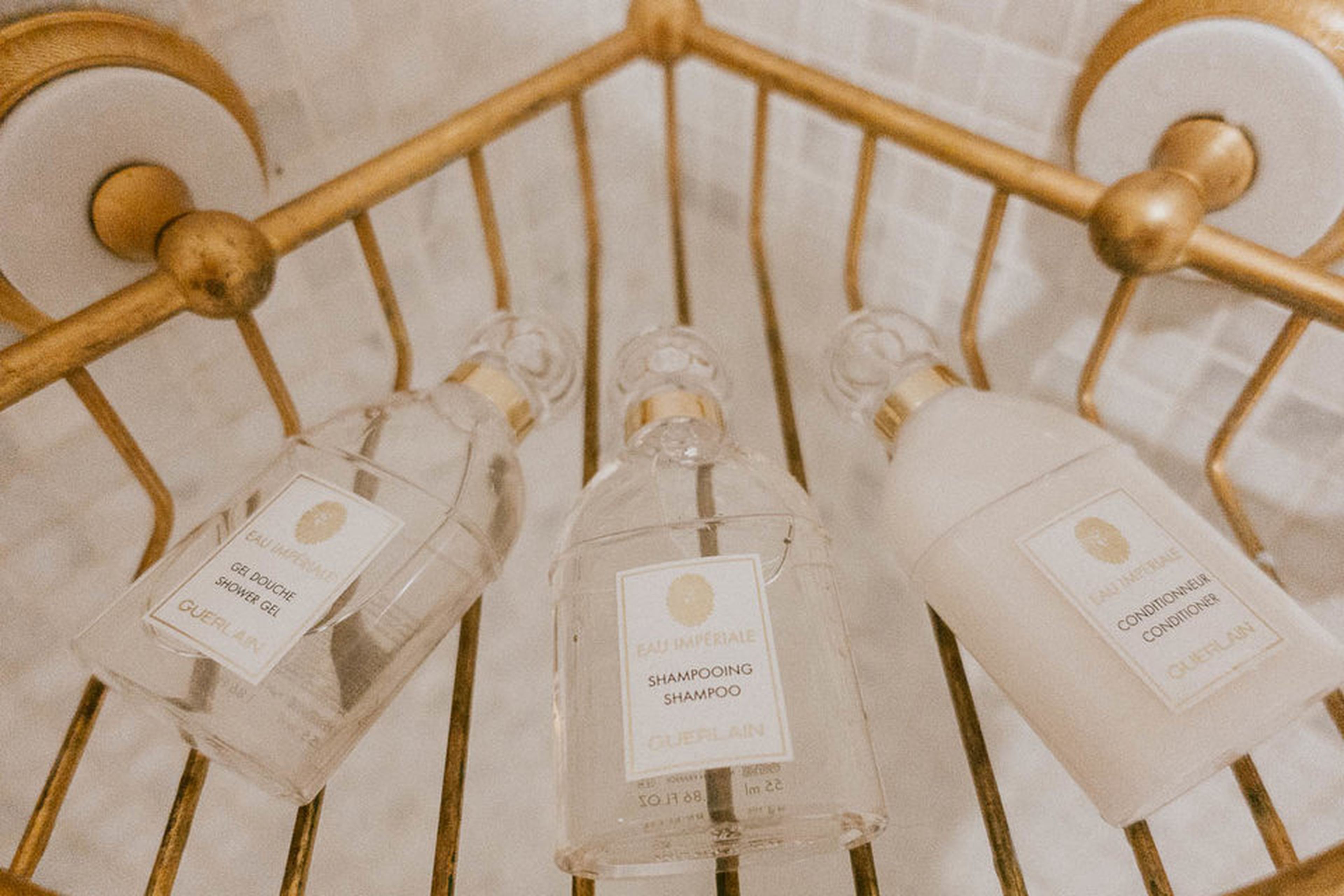 Todos los productos de baño proceden de la famosa casa francesa de perfumería y cuidado de la piel Guerlain, que también gestiona el spa del hotel