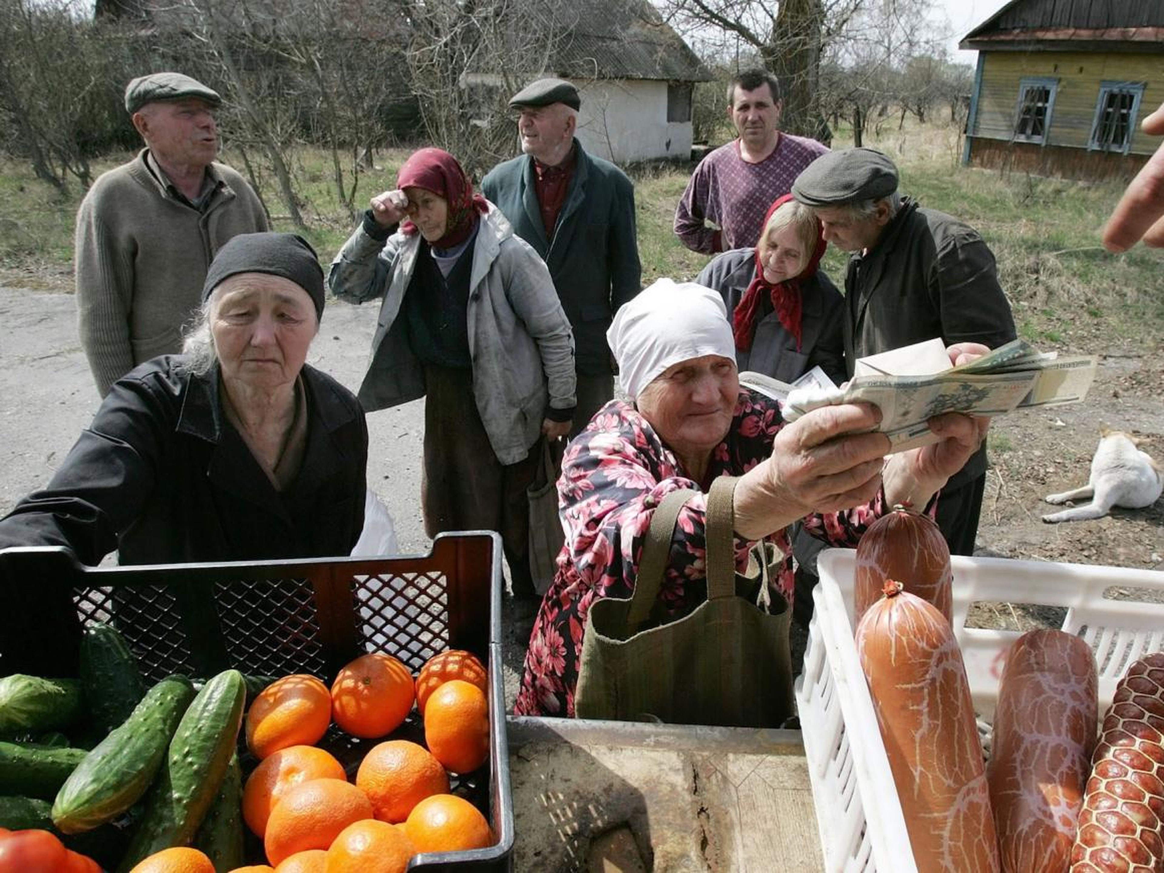 Los habitantes de Tulgovich comprando de la tienda móvil en 2006