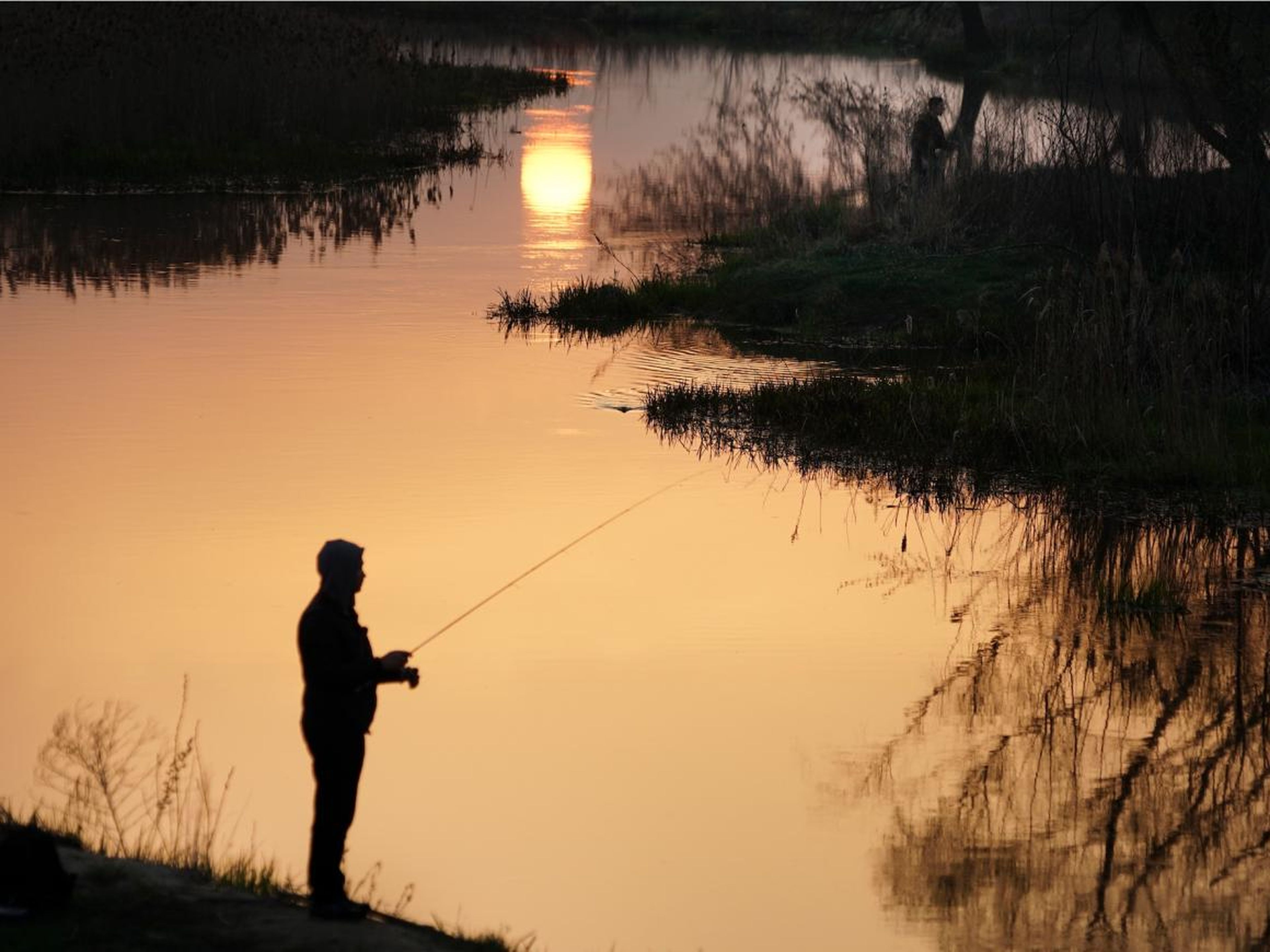 En esta foto tomada el jueves 7 de abril de 2016, un hombre está pescando cerca de Ivankiv, Ucrania