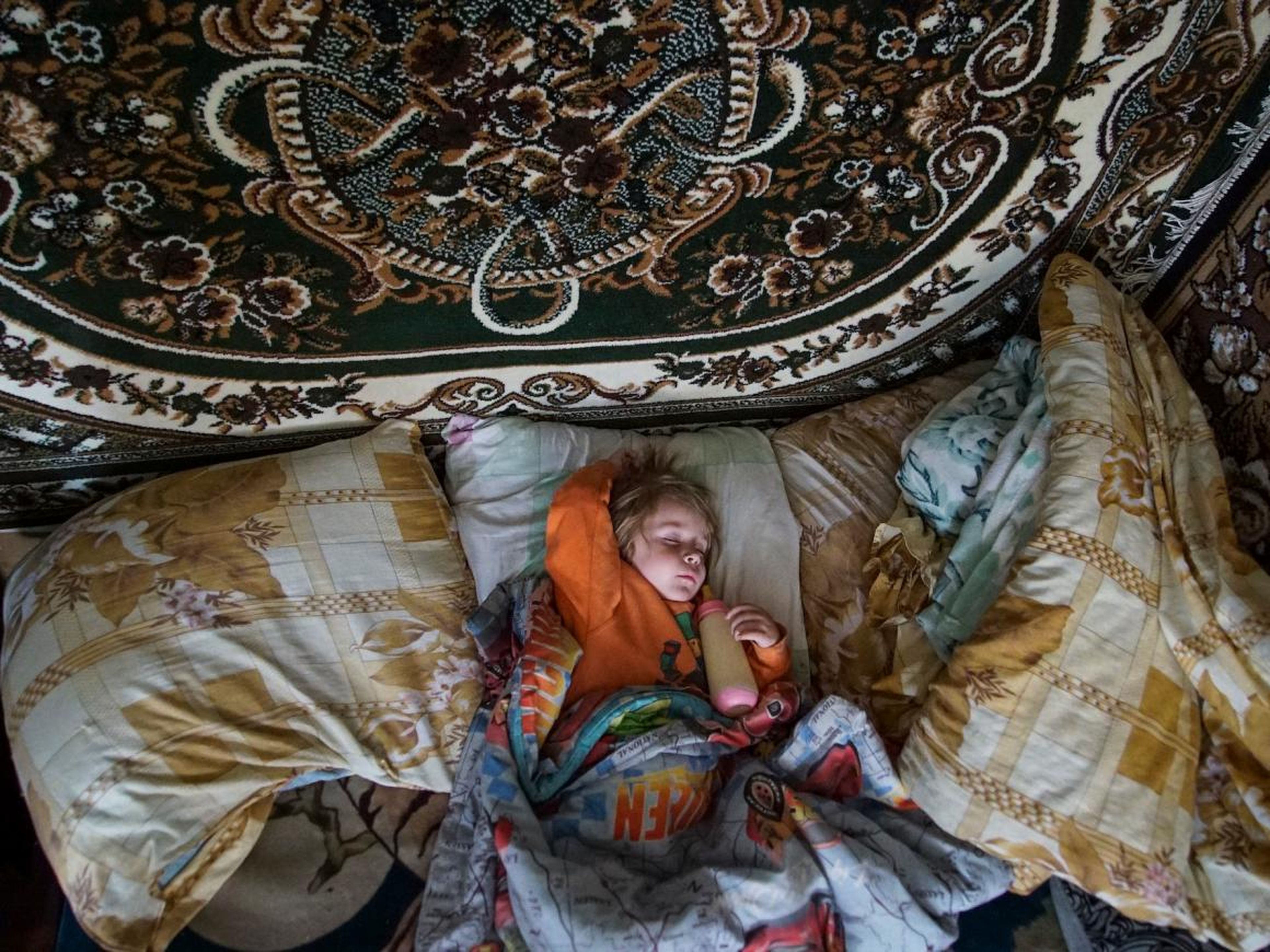 La hija de un año de Vetrova, Natalya, duerme con una botella de leche que podría estar contaminada