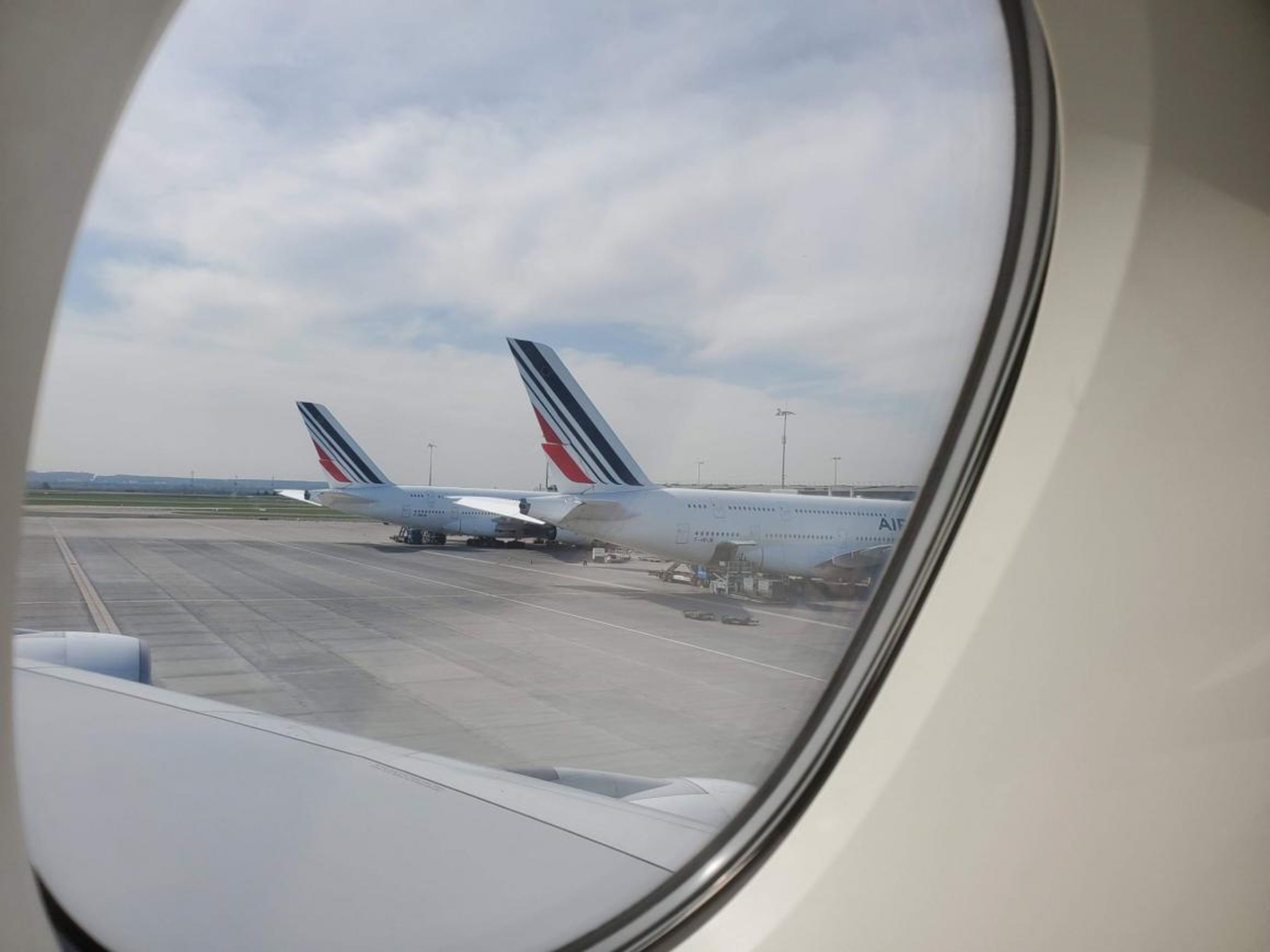 Cuando llegamos al aeropuerto Charles de Gaulle, dos de los cinco A380 de Air France estaban aparcados en las puertas de embarque. Fue increíble ver a tantos en el mismo lugar.
