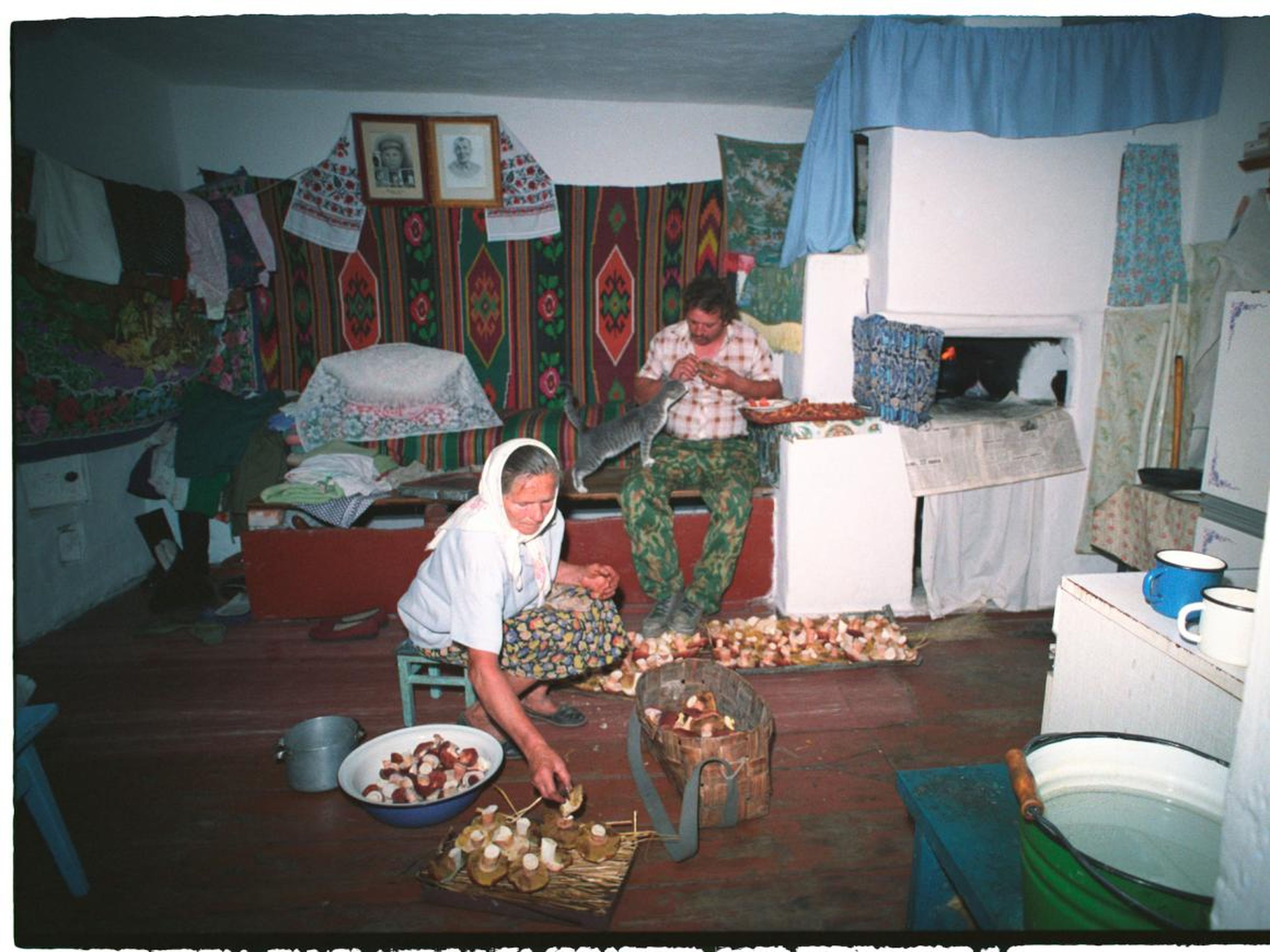 Una familia en su casa dentro de la zona de exclusión en 1990, cuatro años después del desastre