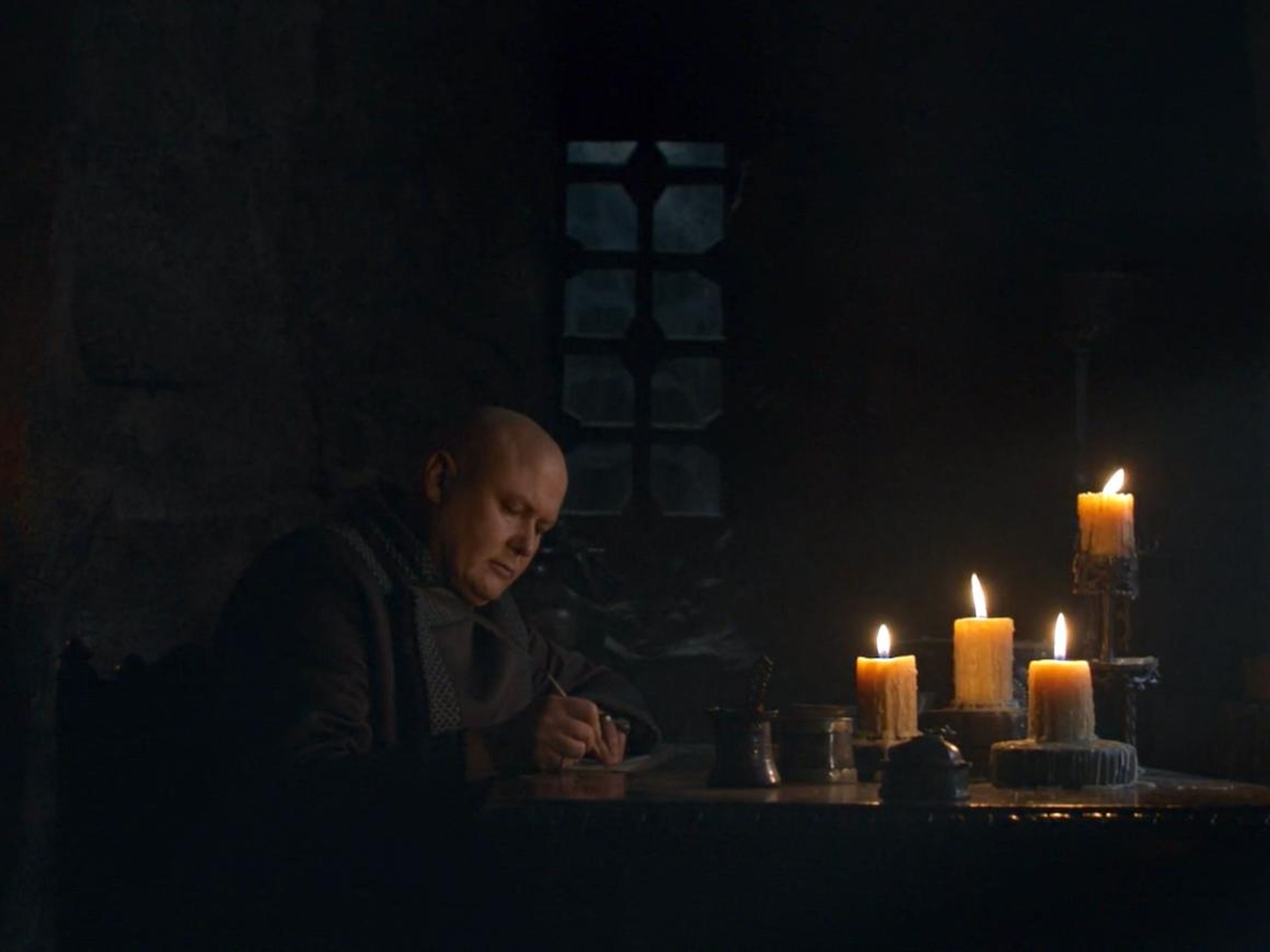 Varys,interpretado por Conleth Hill, escribiendo una carta.