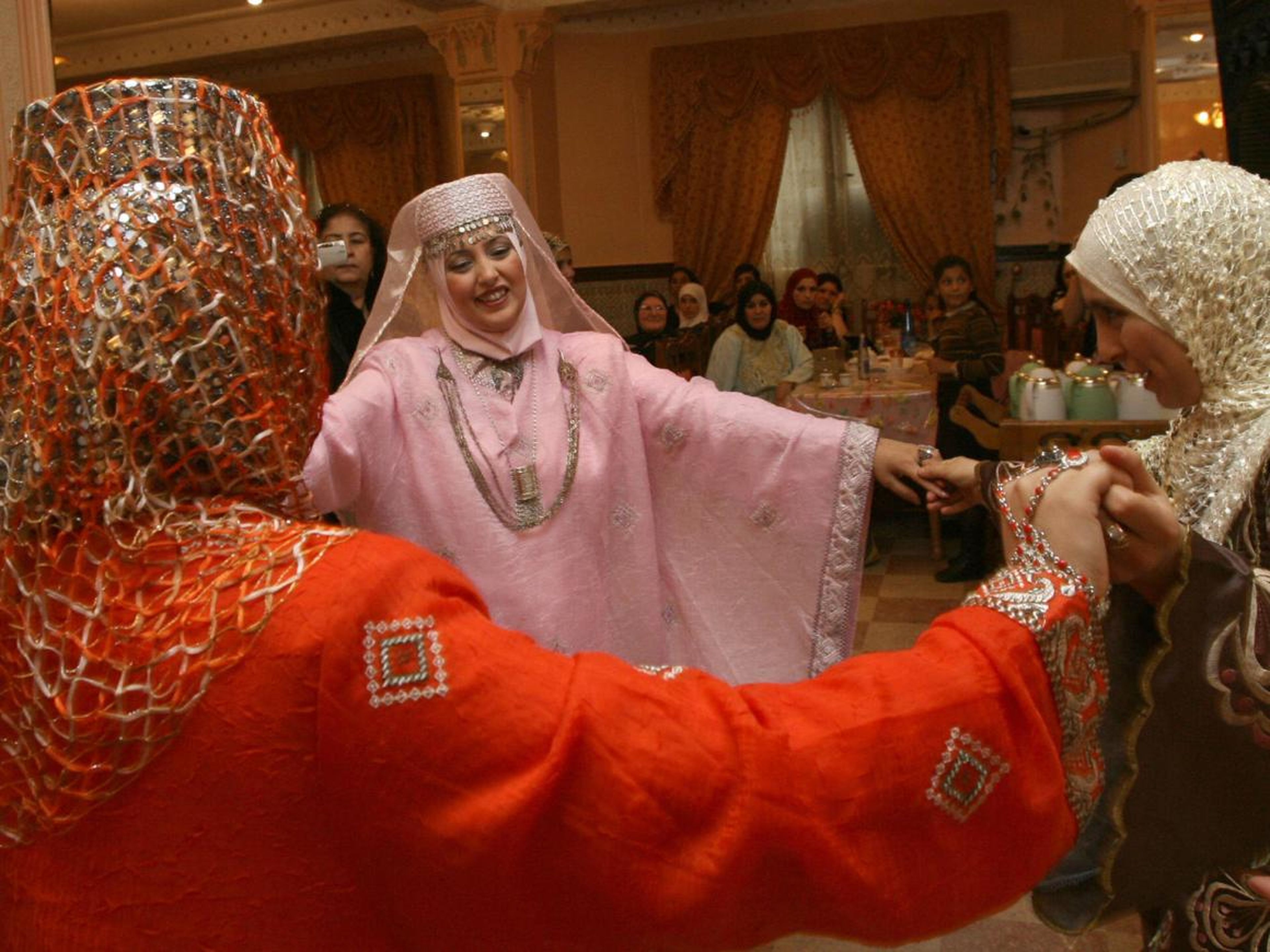 Según la tradición argelina, la novia organiza una fiesta de henna la noche anterior a la boda, en la que familiares y amigos cercanos pintan las manos y los pies de la novia con diseños ornamentales.