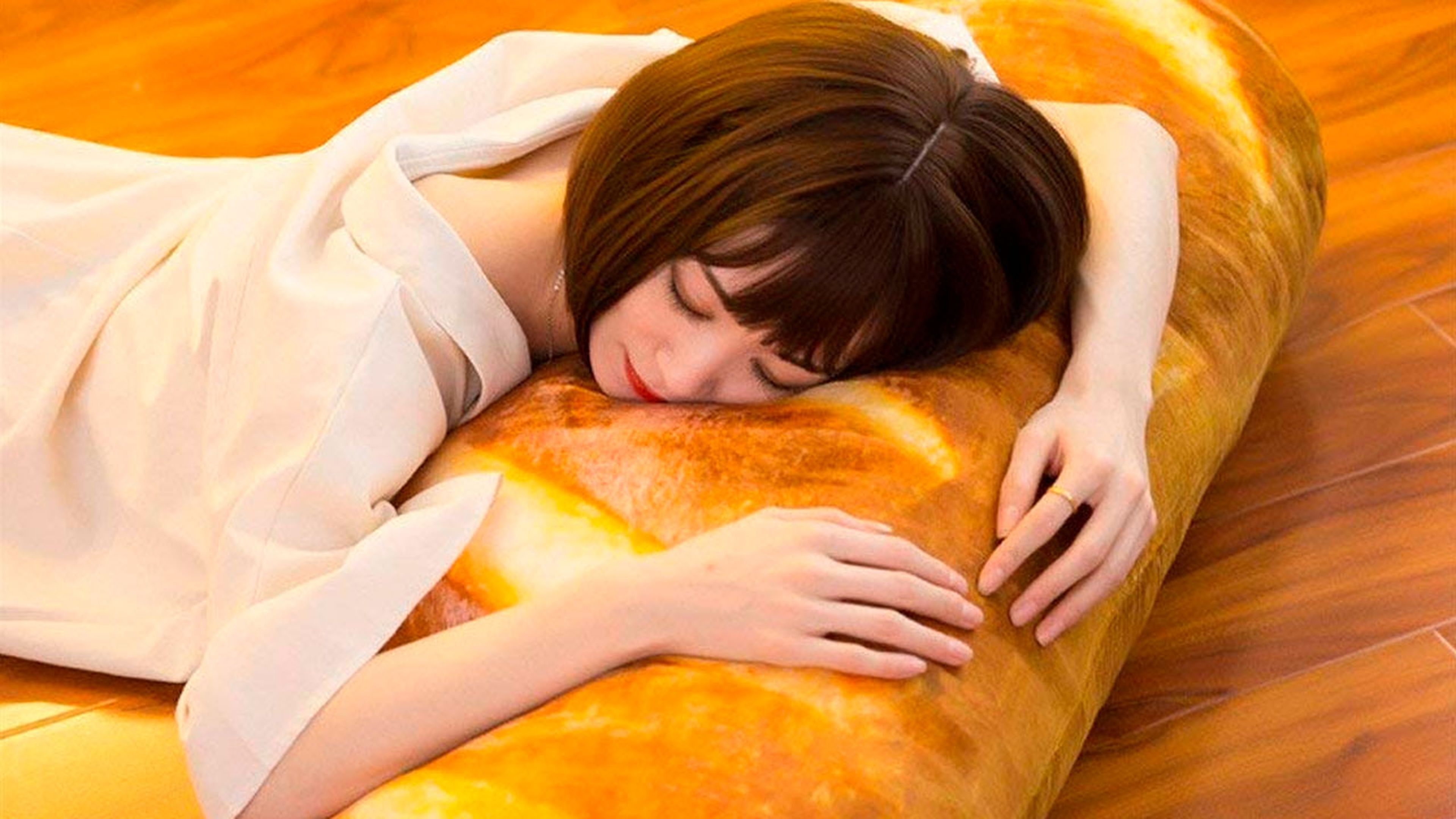 Amazon pone a la venta una almohada con forma de barra pan gigante
