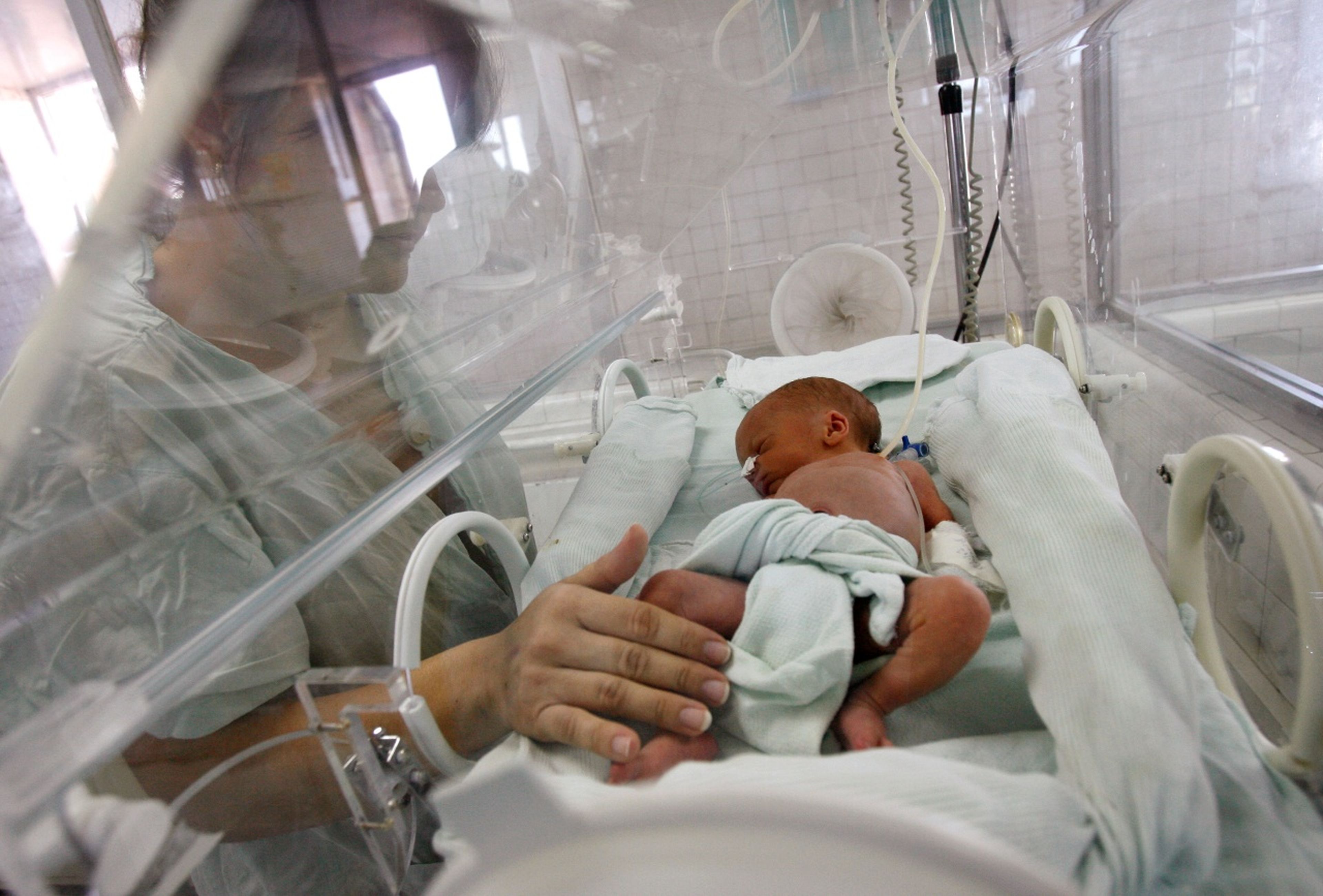 Un bebé prematuro en una incubadora de un hospital de Cuba