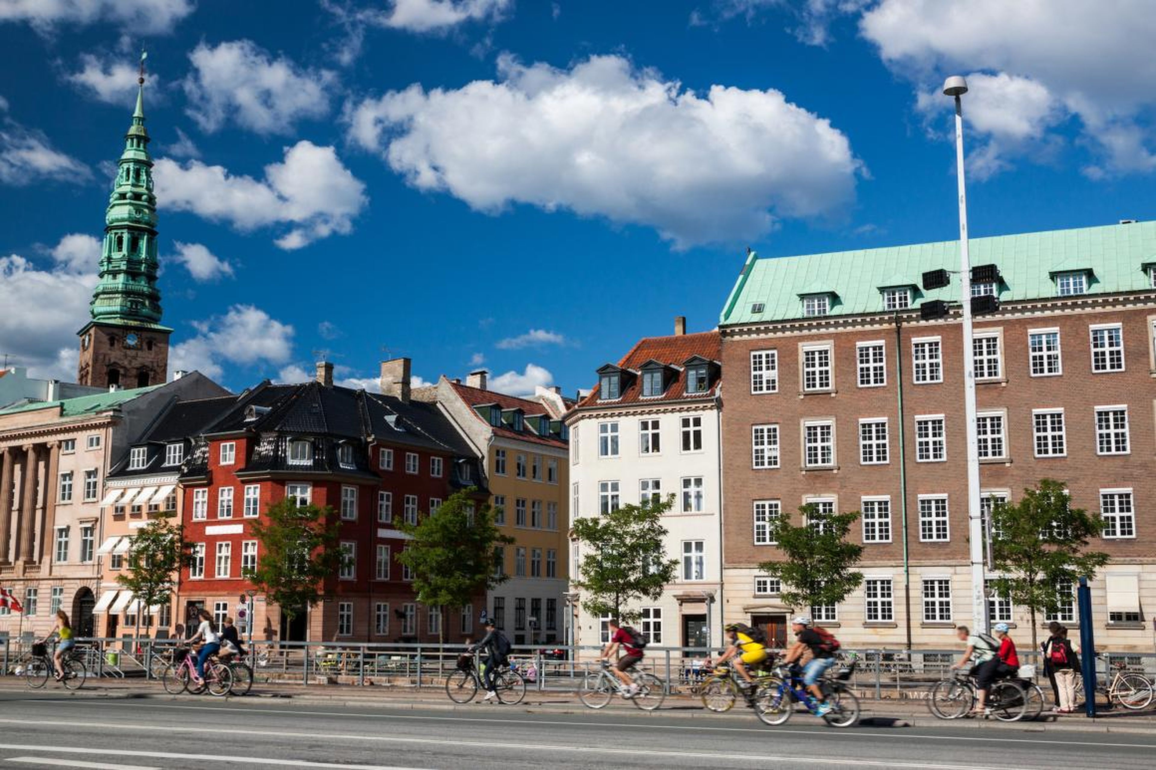 Los viajeros pueden elegir entre ir andando o en bicicleta para cruzar Copenhague.