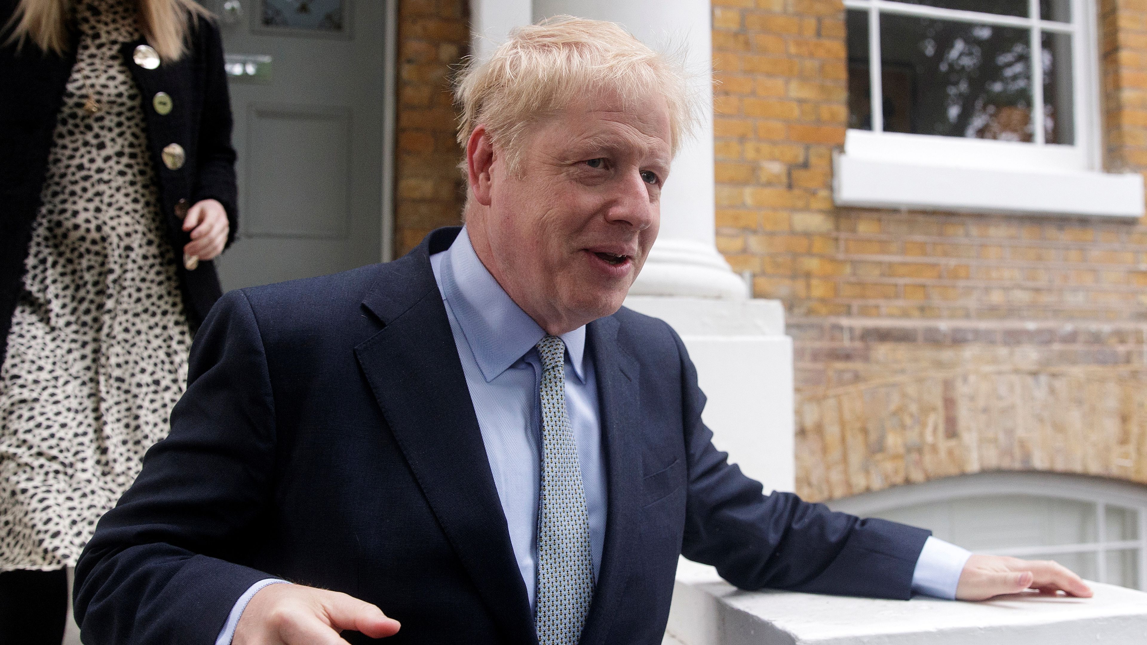 Boris Johnson, saliendo de su casa en Londres.