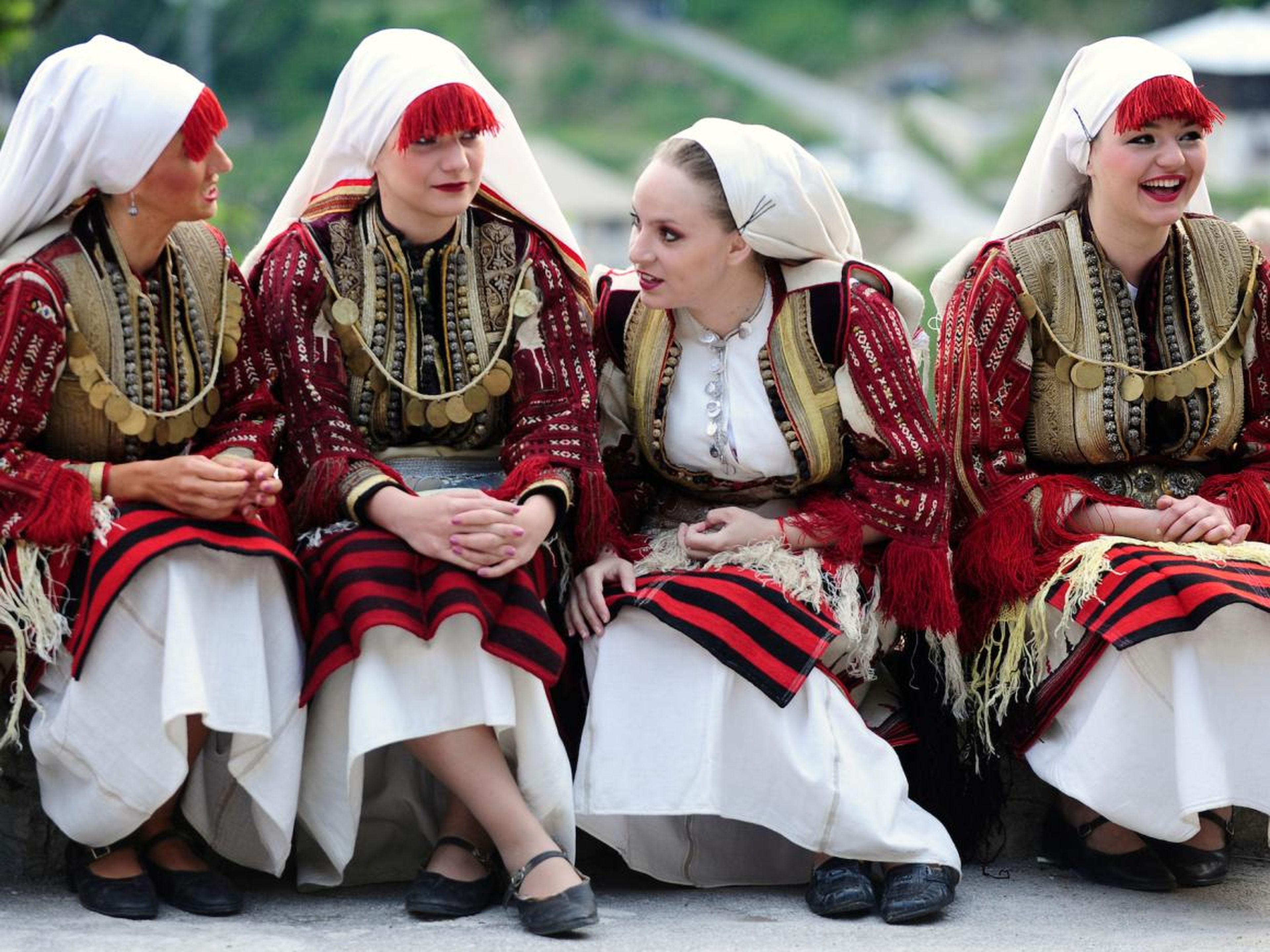 Mujeres vestidas con trajes tradicionales participan en una ceremonia de boda en Galicnik, un pueblo cerca de la capital de Macedonia.