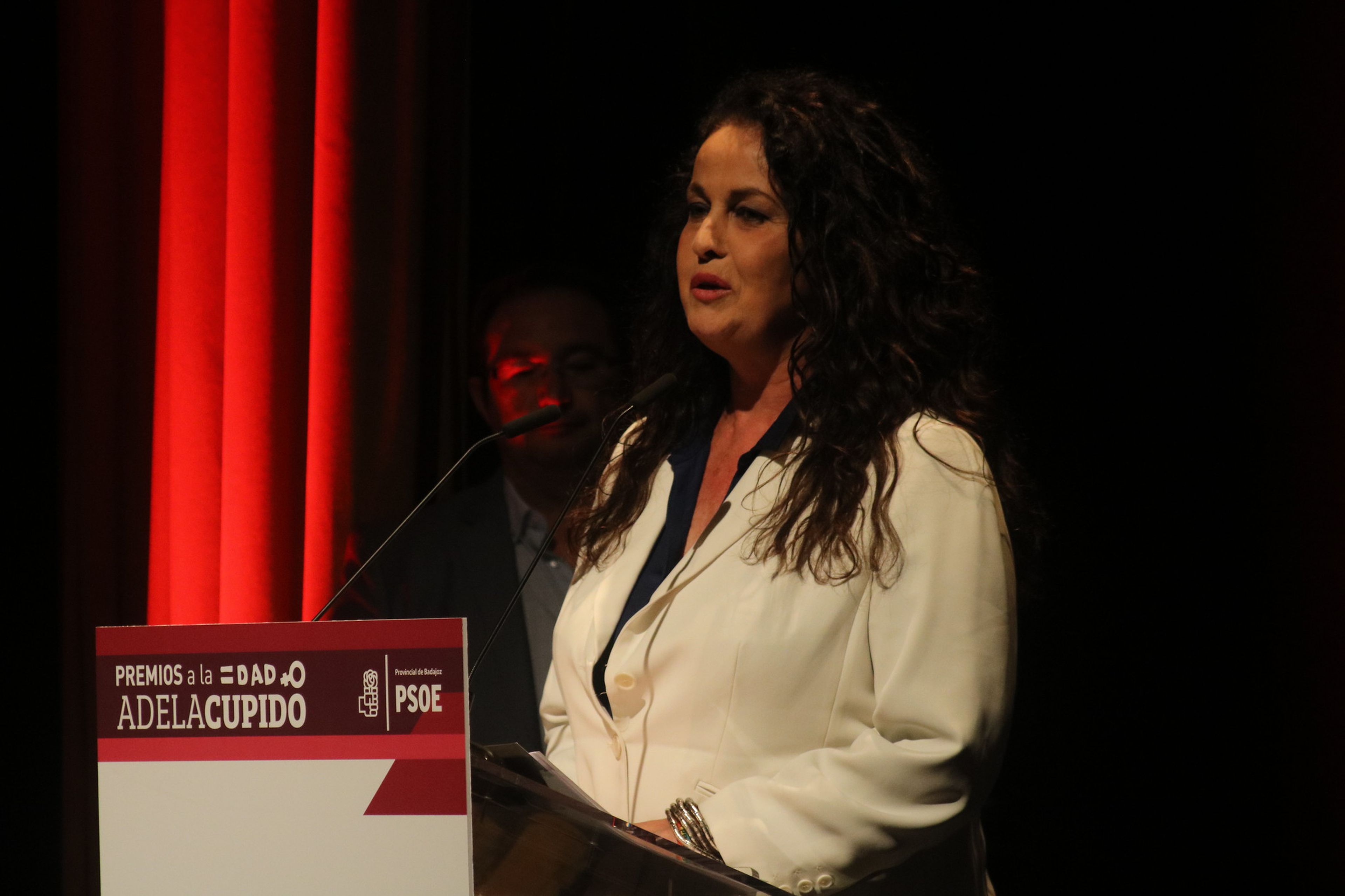 Carla Antonelli recibe el Premios Adela Cupido a la Igualdad del PSOE de Badajoz.