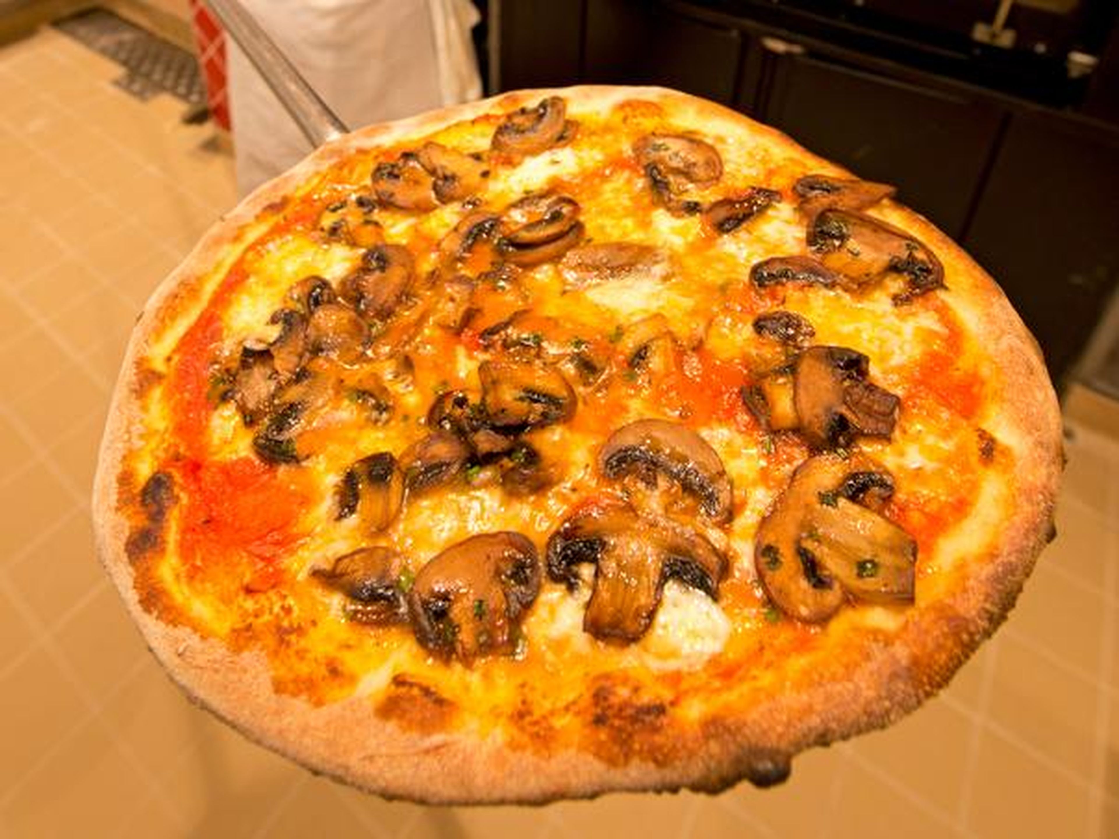 Los huéspedes de los Cruceros Carnival pueden pedir pizza, cerveza y soda sin importar en qué parte del barco se encuentran, según la compañía.