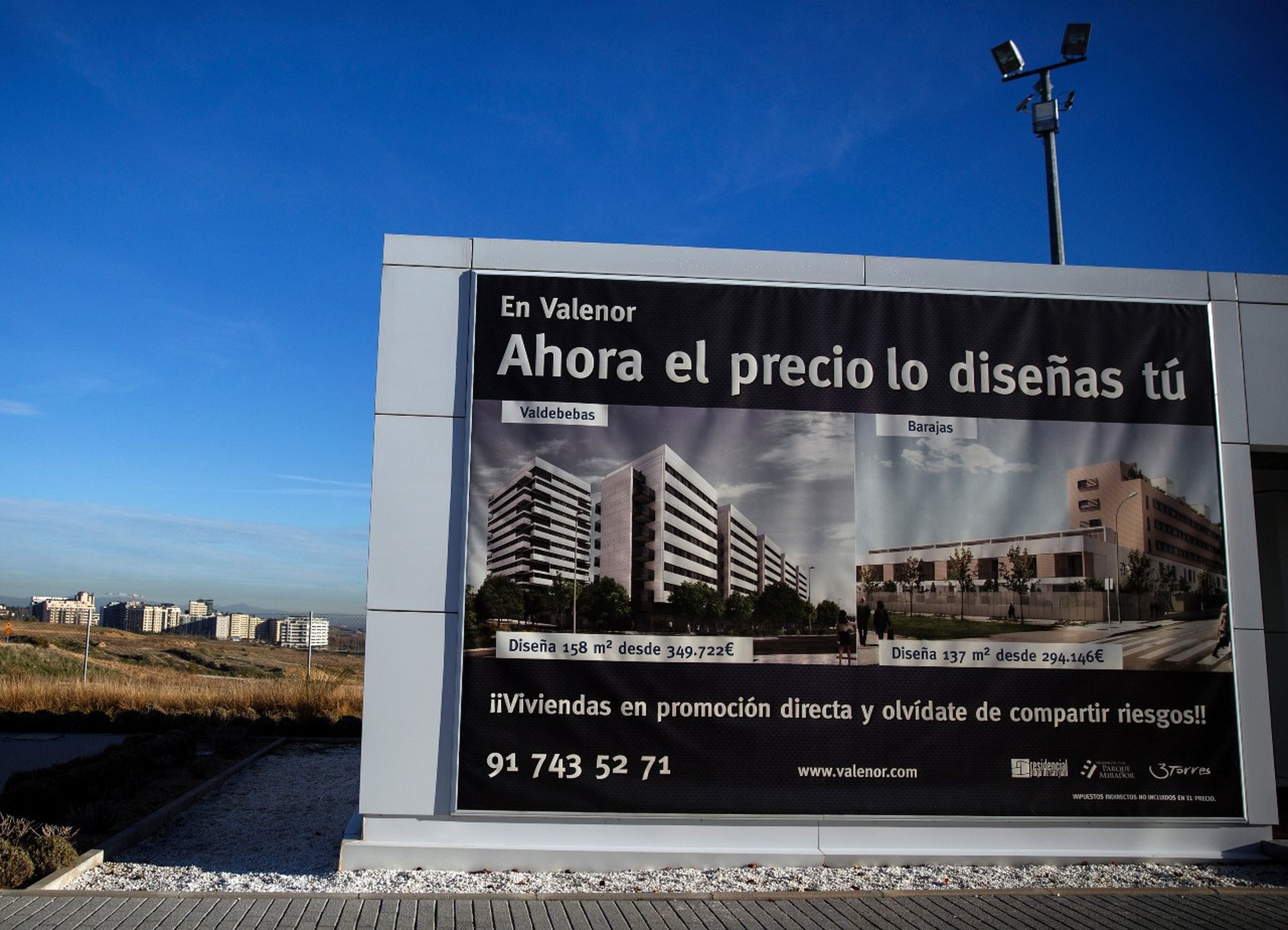 Un cartel de promoción de vivienda en Valdebebas (Madrid)
