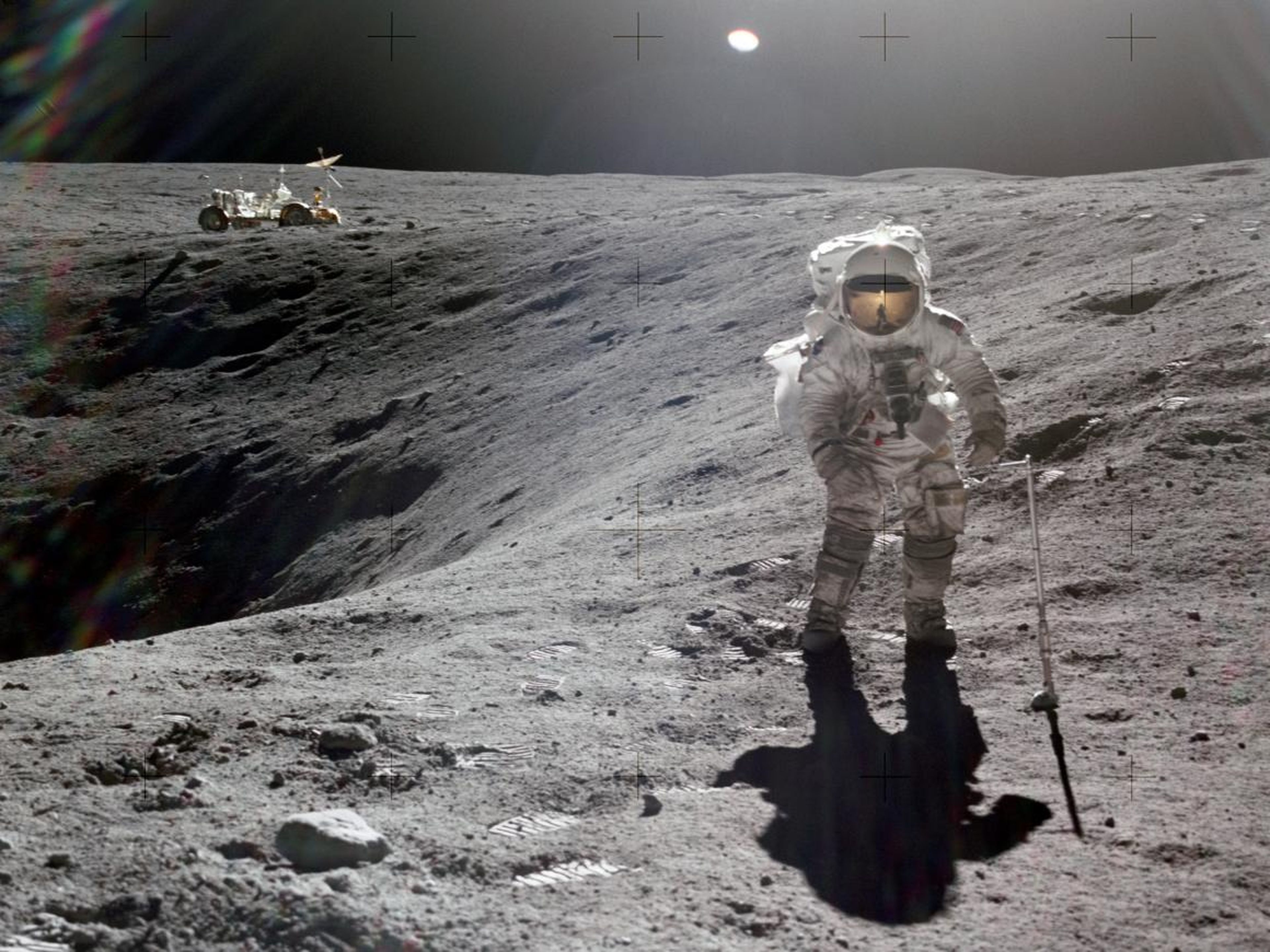 Charlie Duke posa junto al cráter Descartes de la Luna en 1972. Al fondo, un rover lunar.