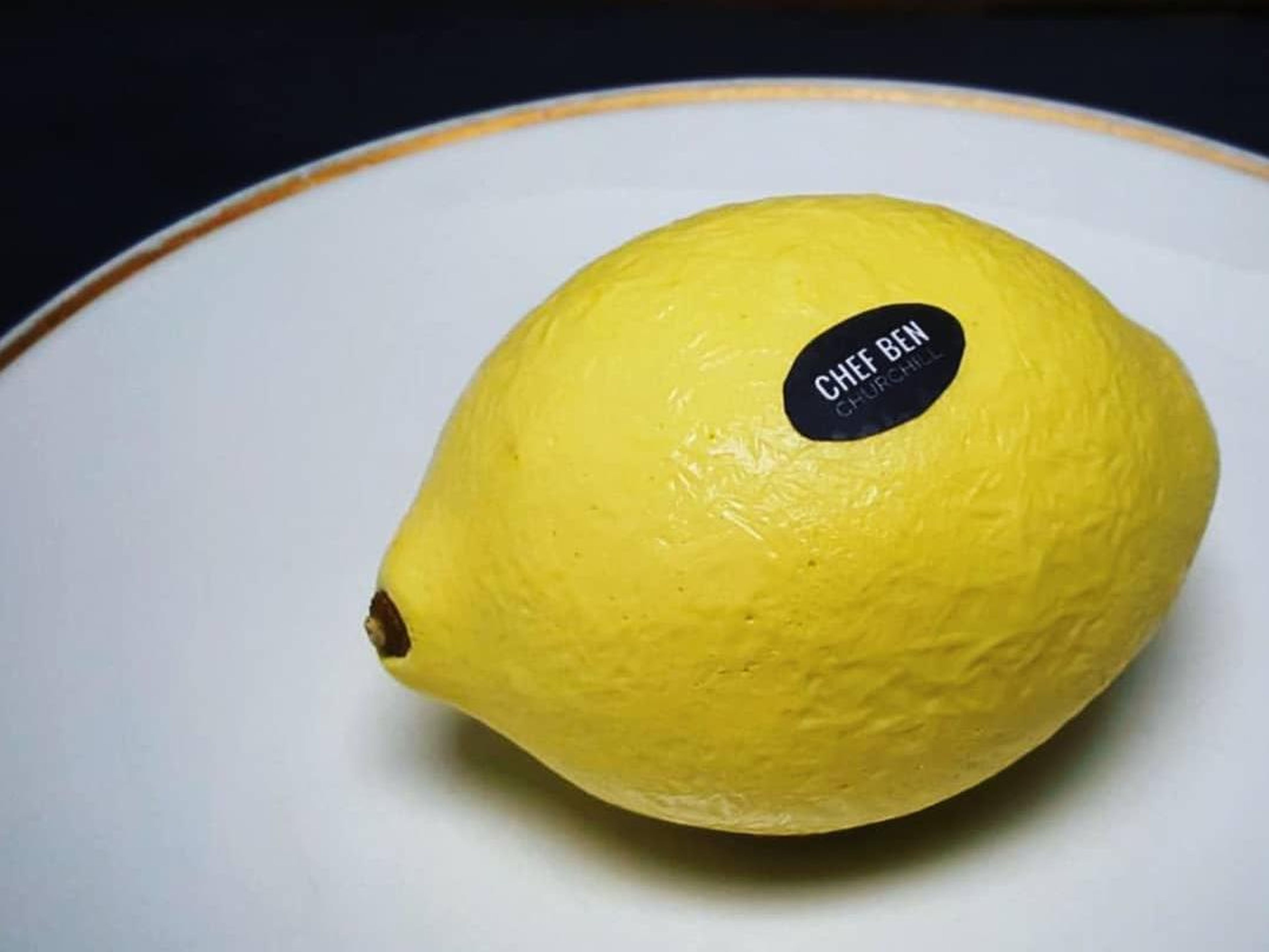Un postre de limón muy realista.