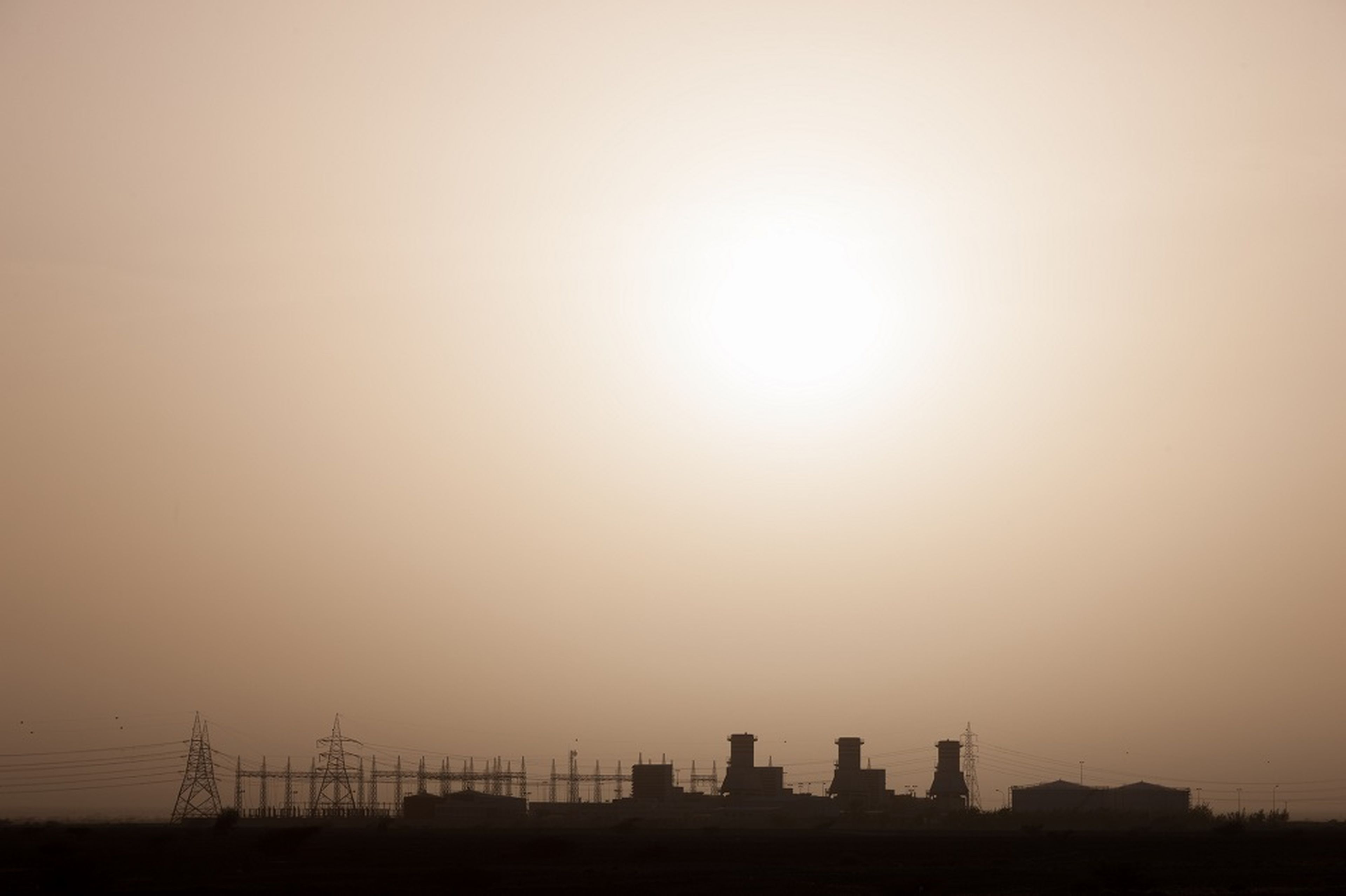 Cielo sobre una planta eléctrica en Omán