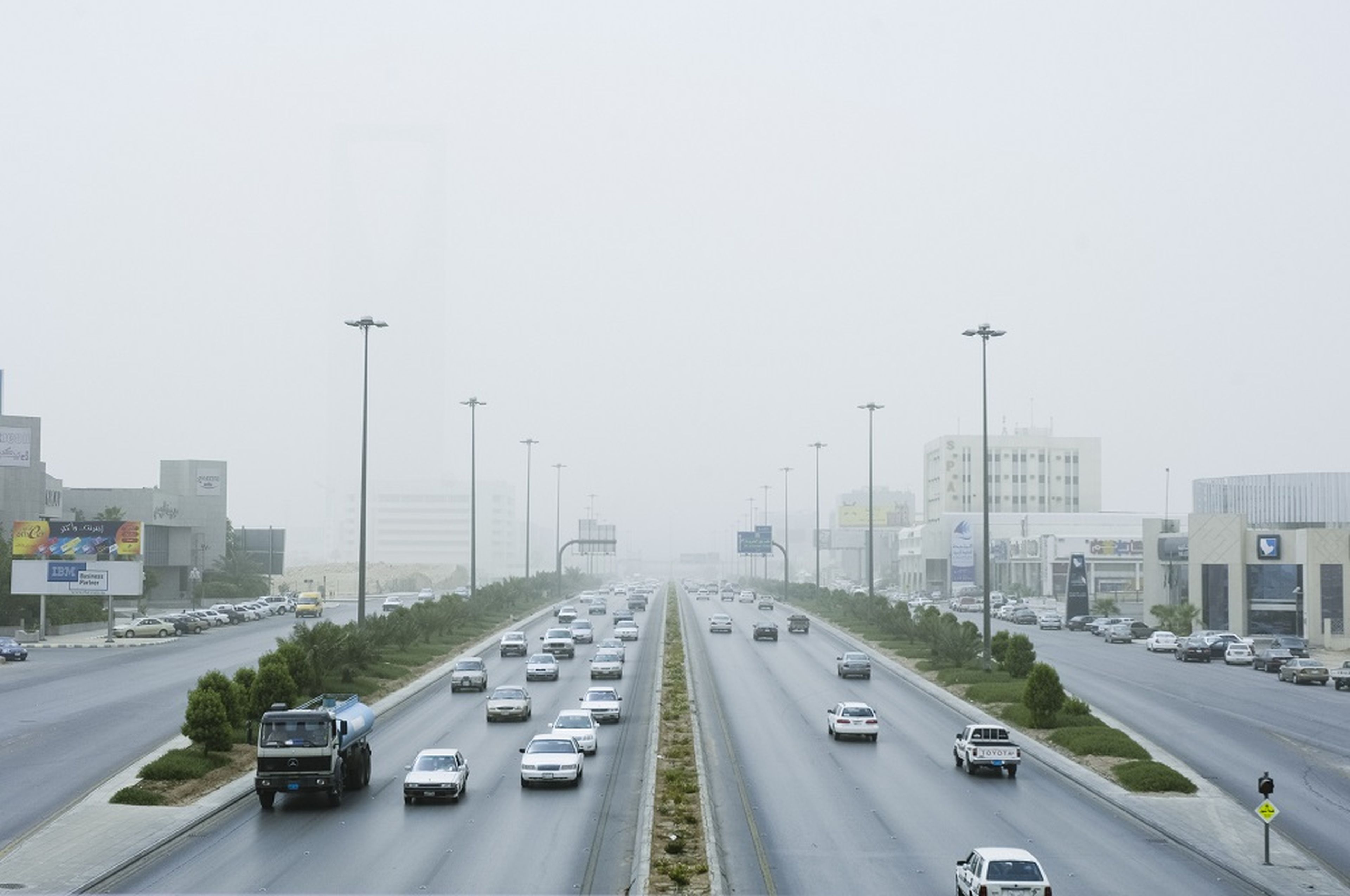 Contaminación en una autovía en Riad, Arabia Saudí