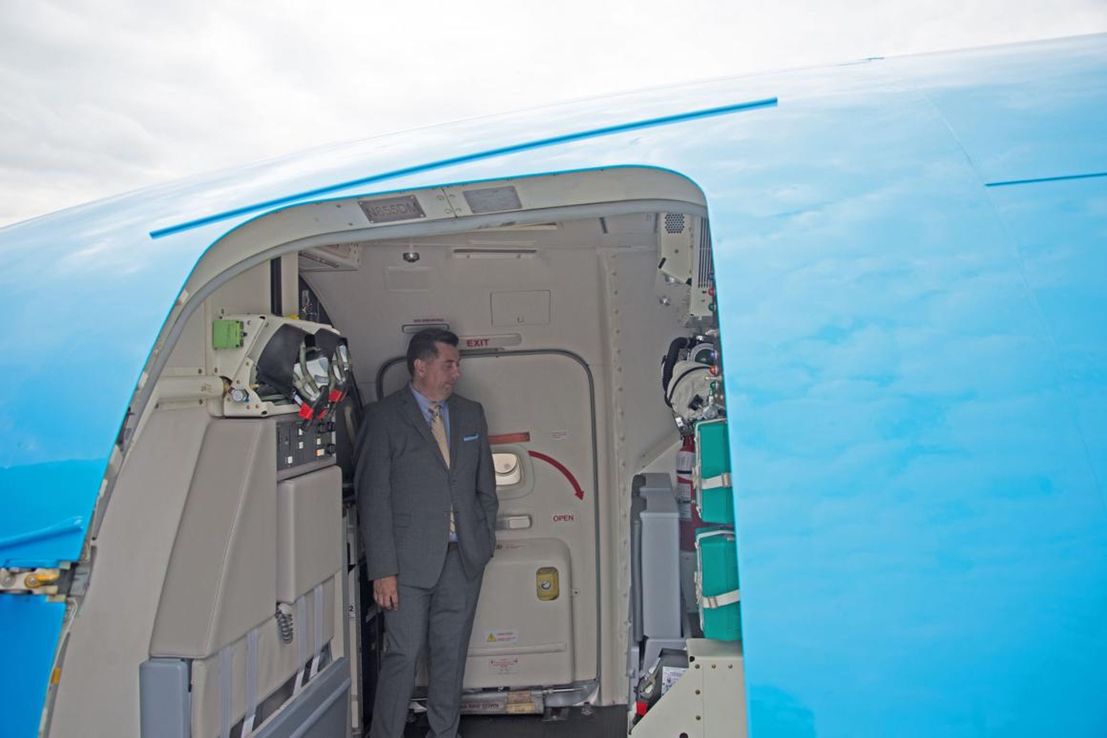Alvey Pratt, director de aviones de carga convertidos y modificaciones complejas en Boeing Global Services, en el interior de un Air Boeing 737-800BCF en el Paris Air Show el pasado miércoles.