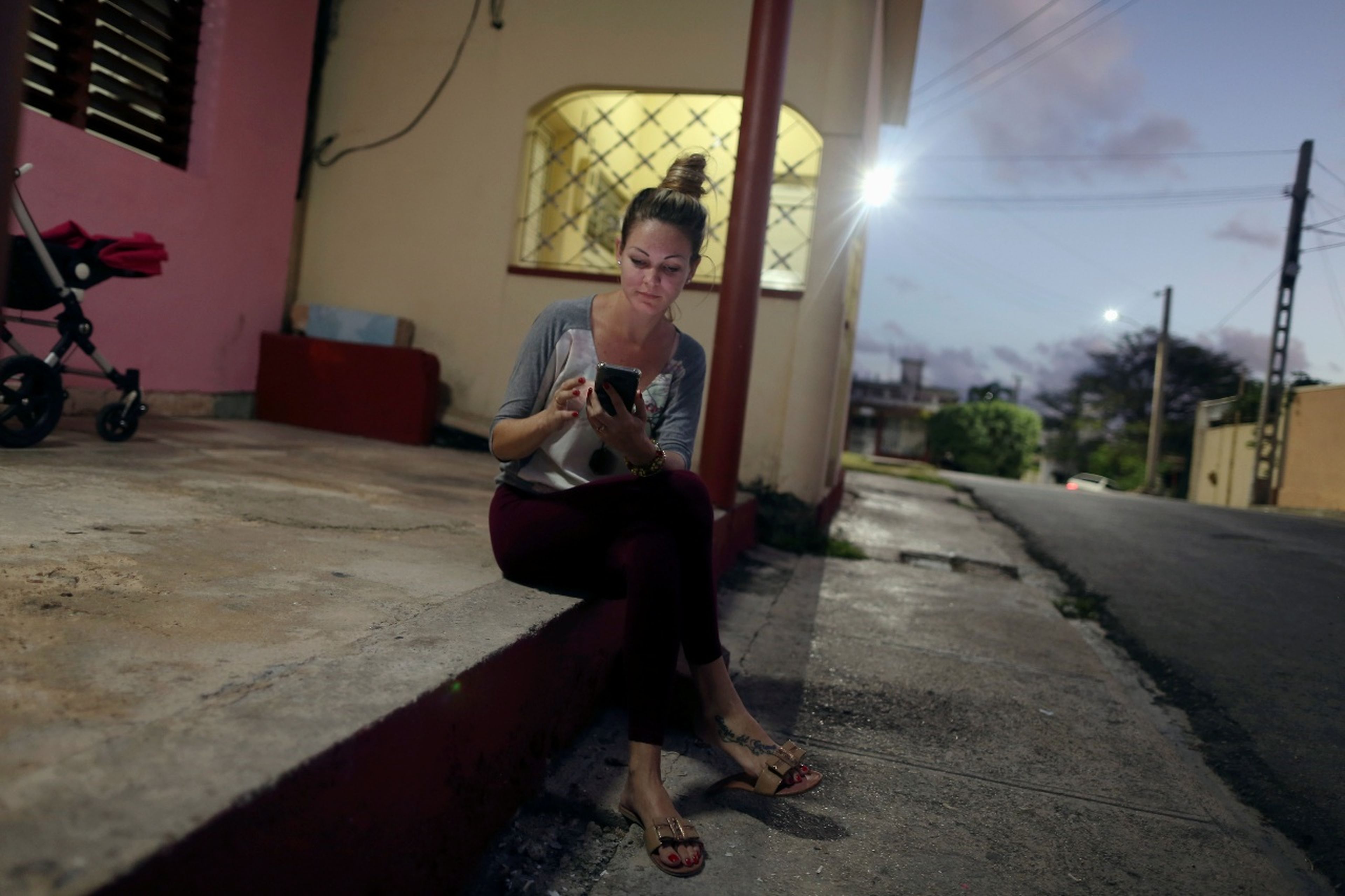 Una cubana navega en internet con su móvil