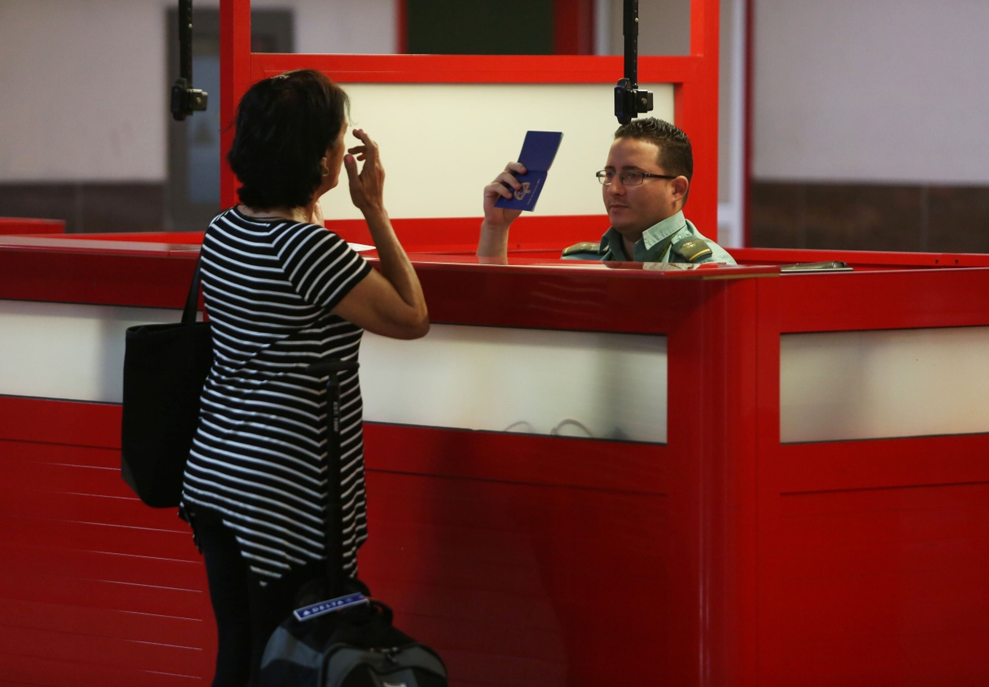 Una cubana pasa por un control de pasaportes en el aeropuerto de La Habana