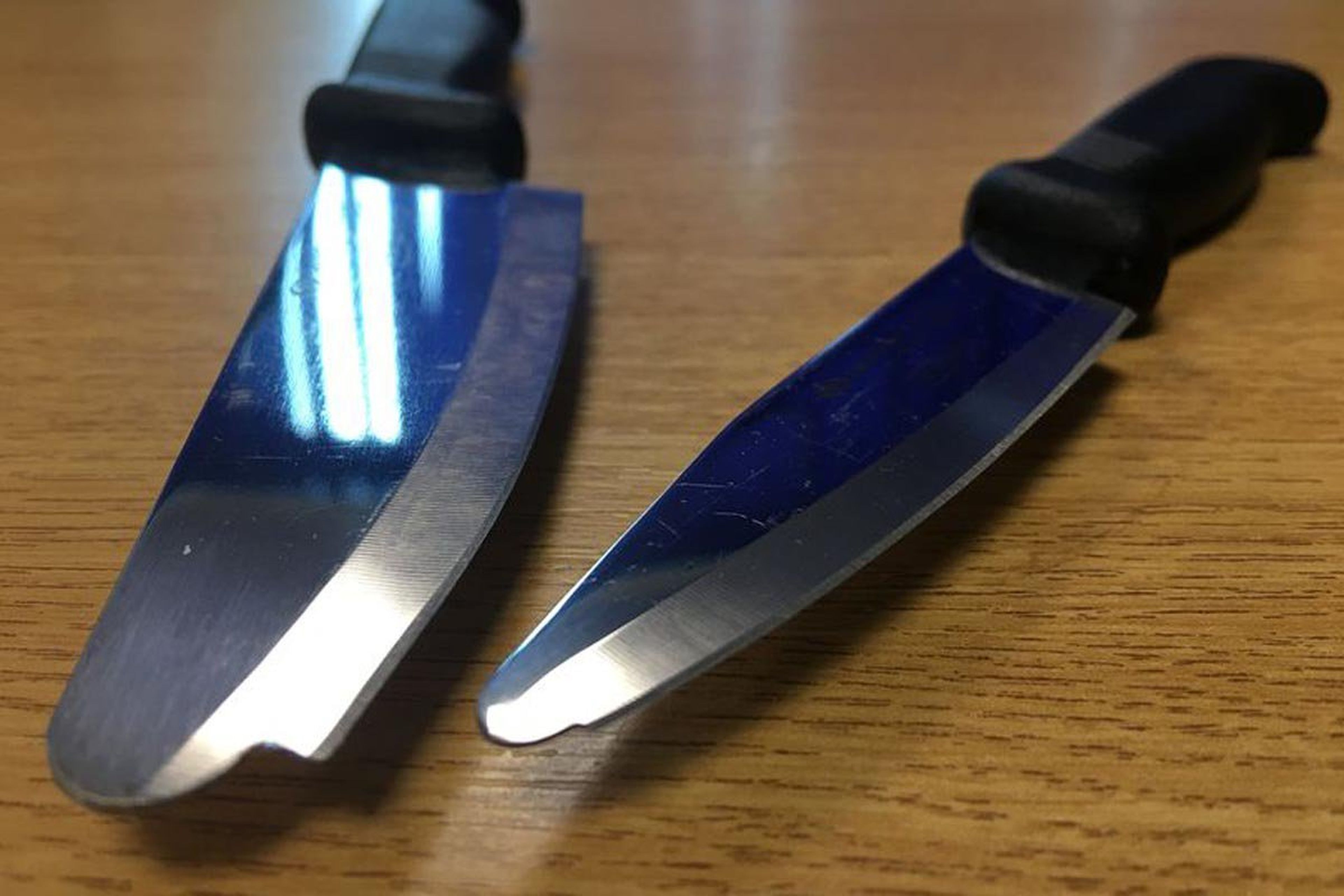 Cuchillo puesto a disposición de las denunciantes por la policía de Nottinghamshire.