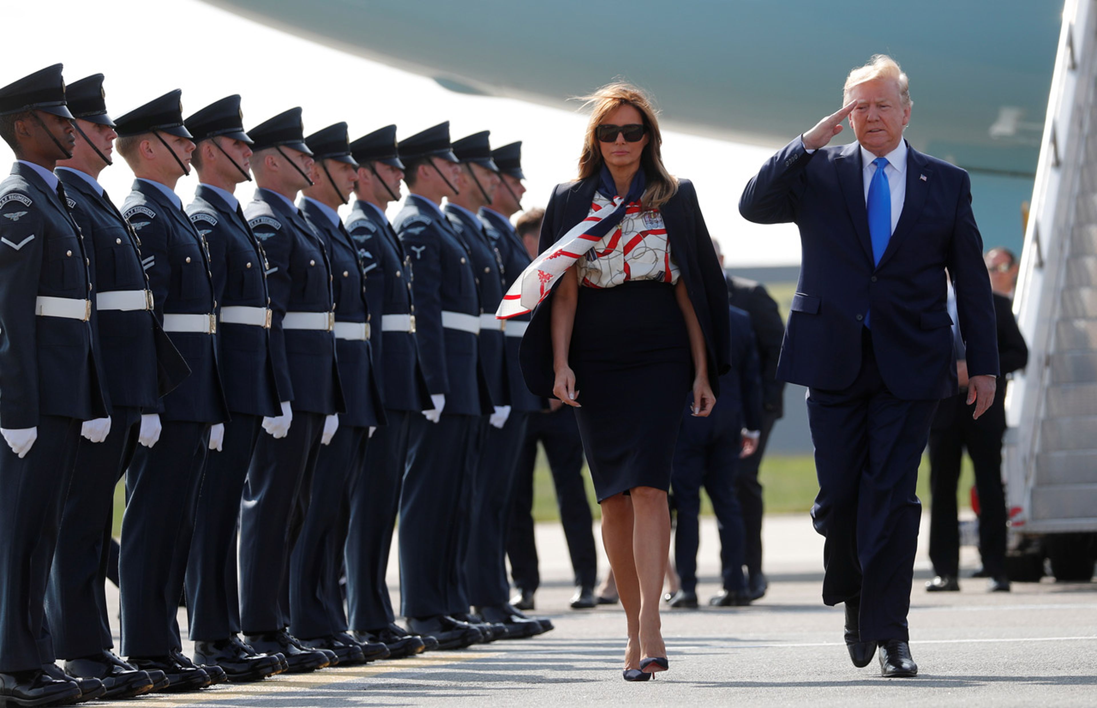 El presidente de los Estados Unidos, Donald Trump, y su esposa, Melania Trump, a su llegada al aeropuerto de Stansted.