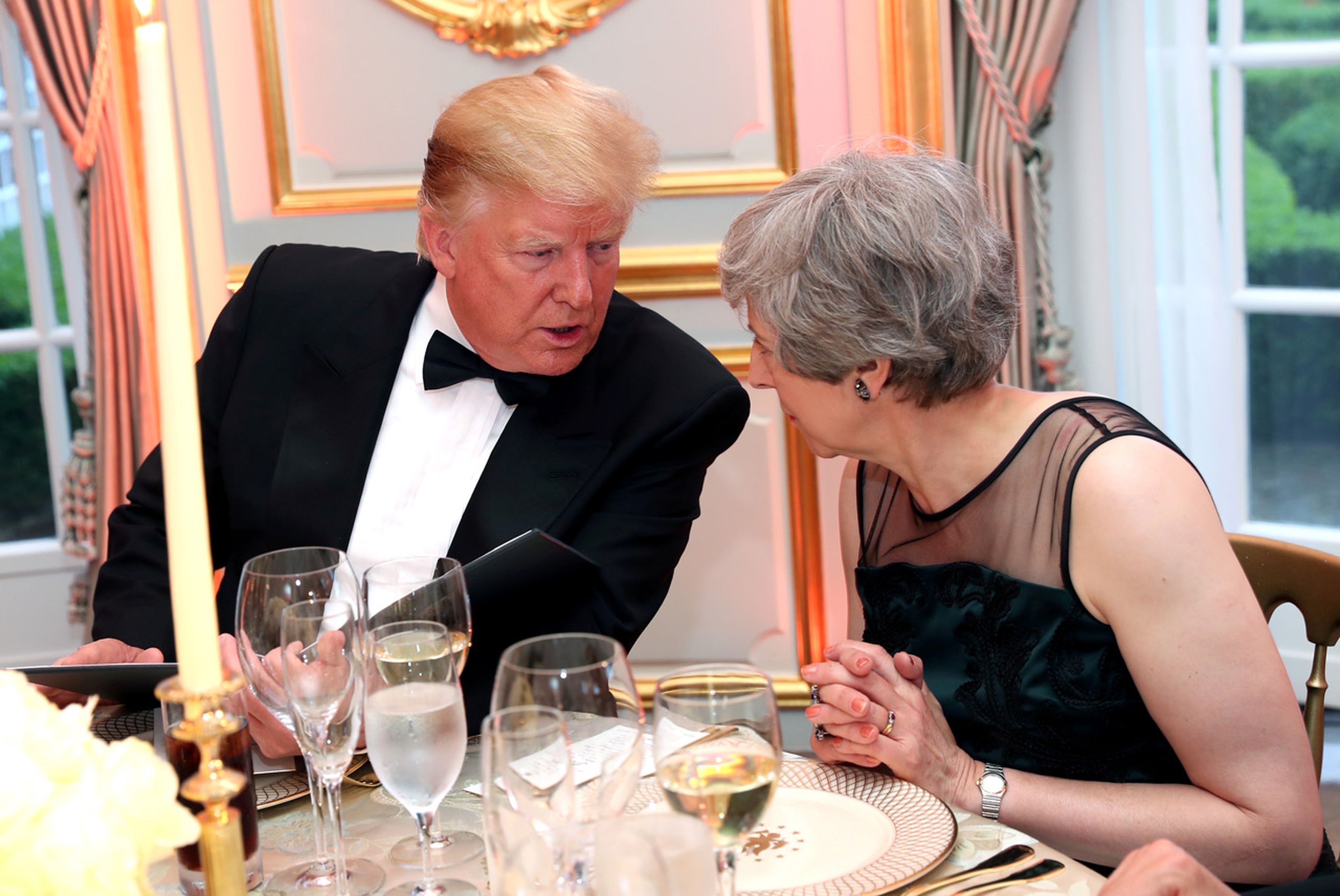 El presidente de Estados Unidos, Donald Trump, y la primera ministra británica, Theresa May, hablan en una cena auspiciada por él y la primera dama Melania Trump en Winfield House, durante su visita de estado a Reino Unido.