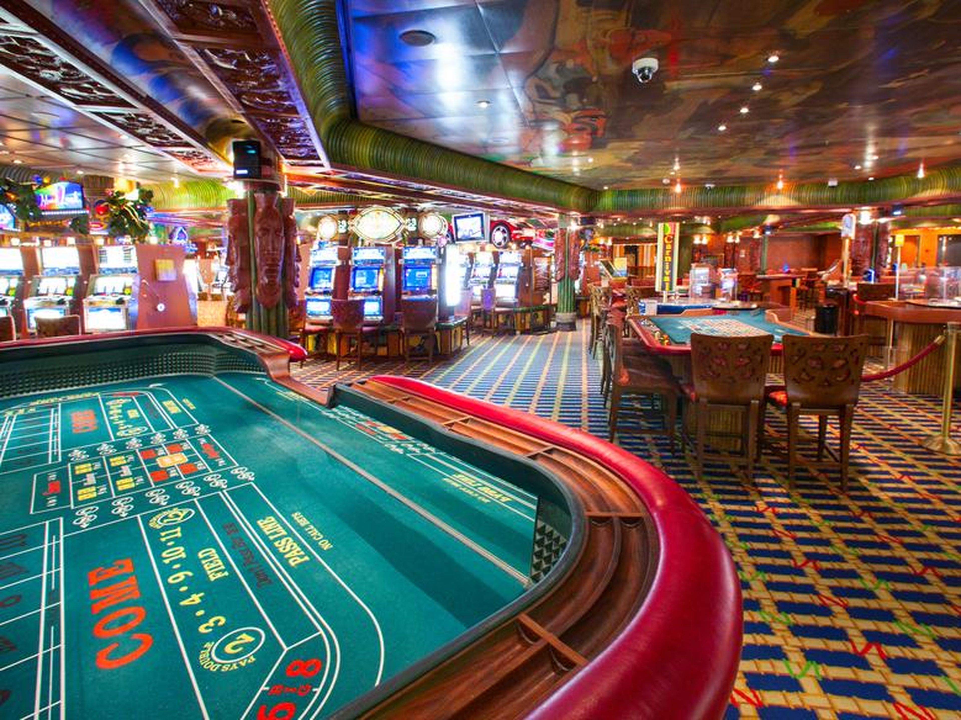 La mayoría de los casinos de los cruceros están abiertos son unas horas y los pasajeros menores de 18 años no tienen permitida la entrada.