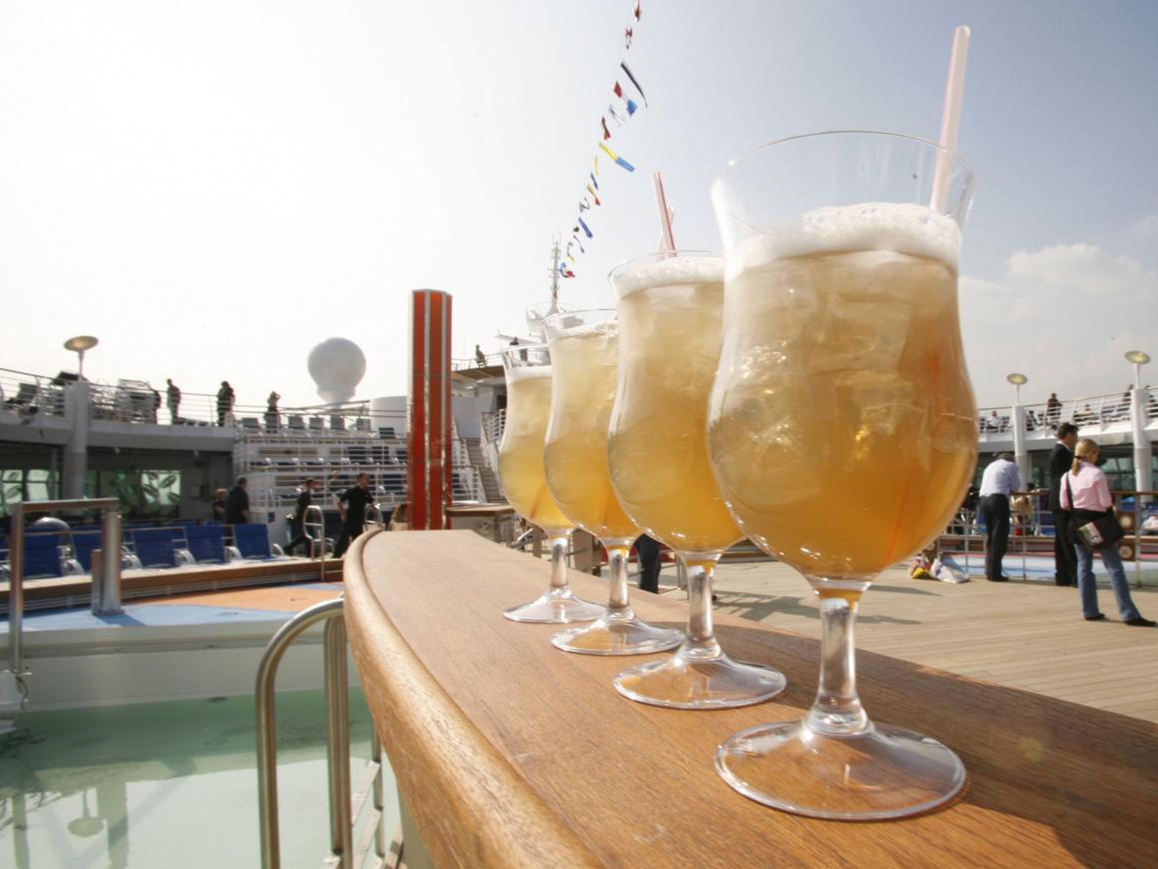 La mayoría de los cruceros ofrecen dos paquetes de bebidas: uno para bebidas ilimitadas como Coca-Cola o similares; y el otro donde se incluye cerveza, vino y licores.