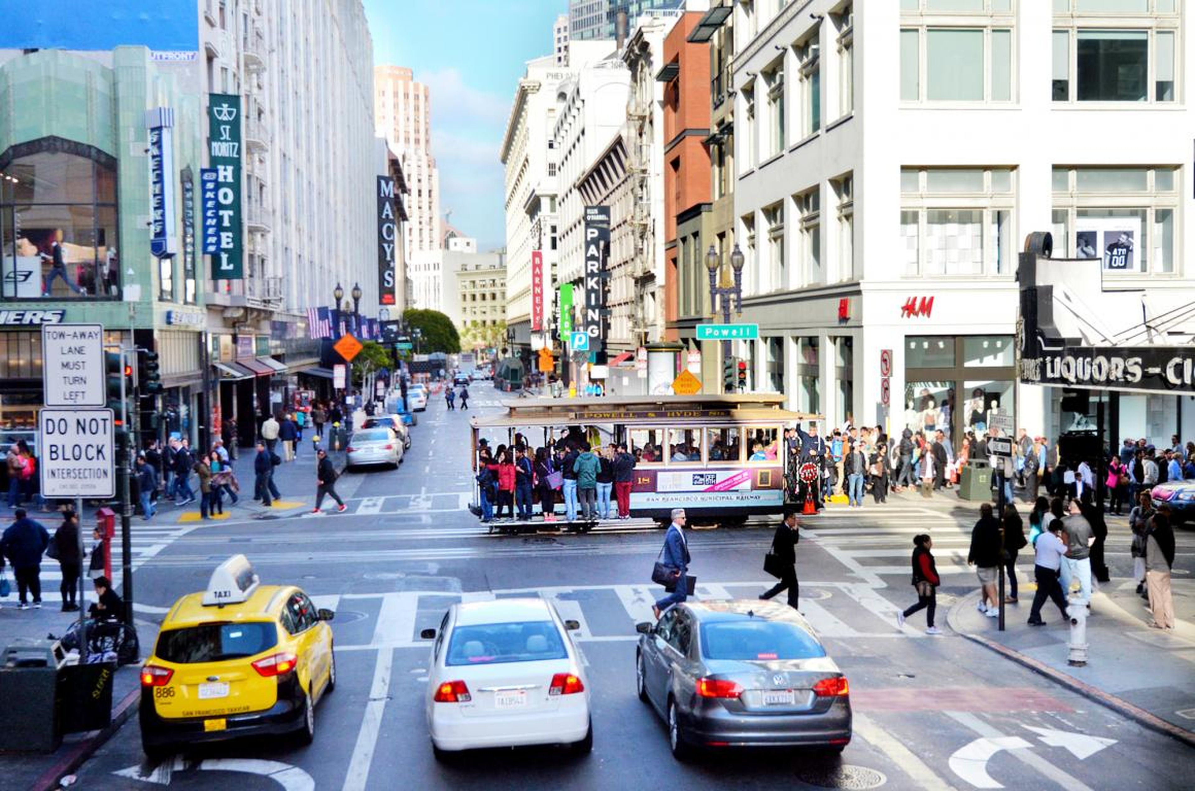 Muchos coches pasan por San Francisco, así que es mejor caminar.