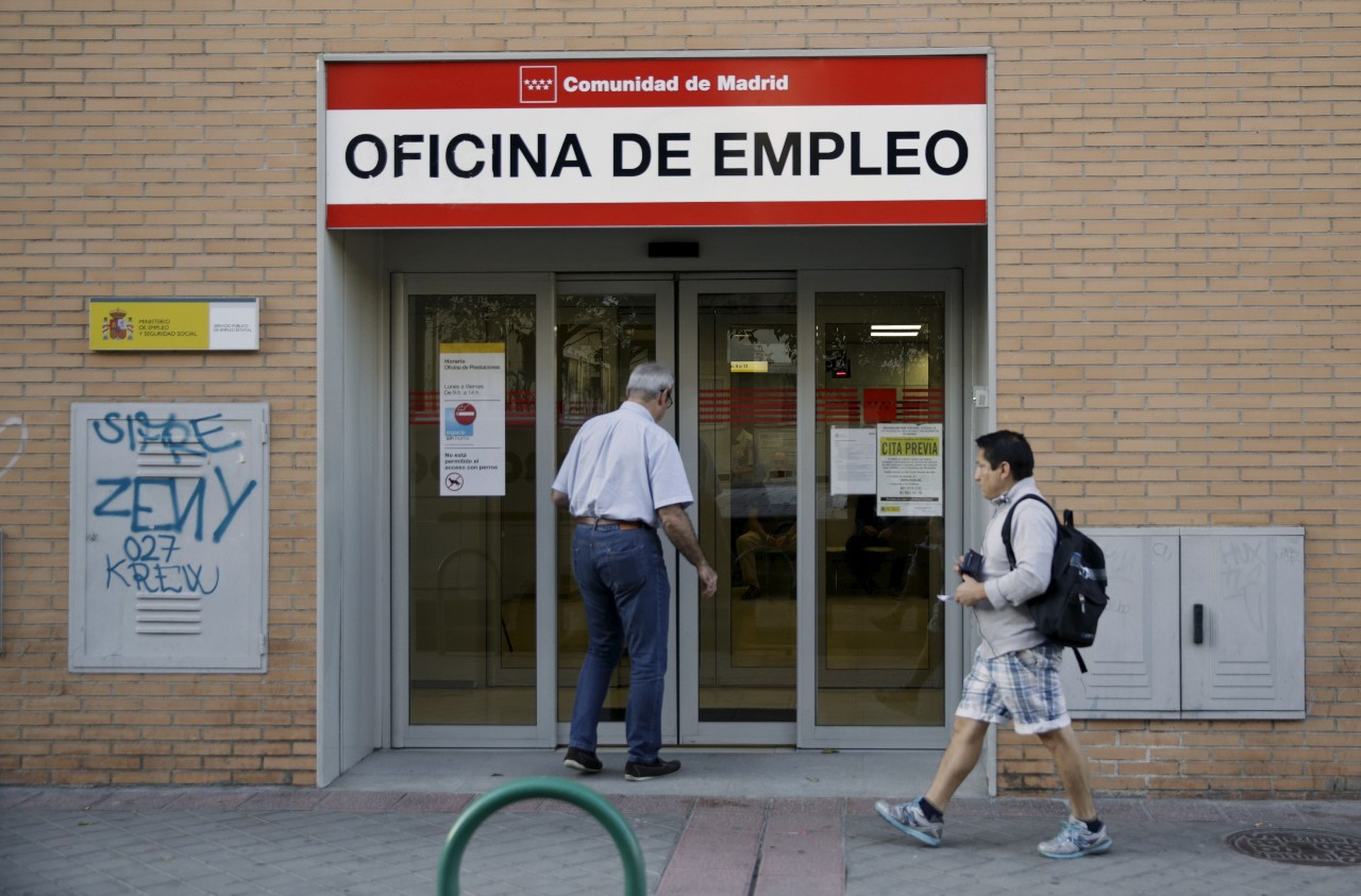 Dos personas entran en una oficina de empleo de Madrid