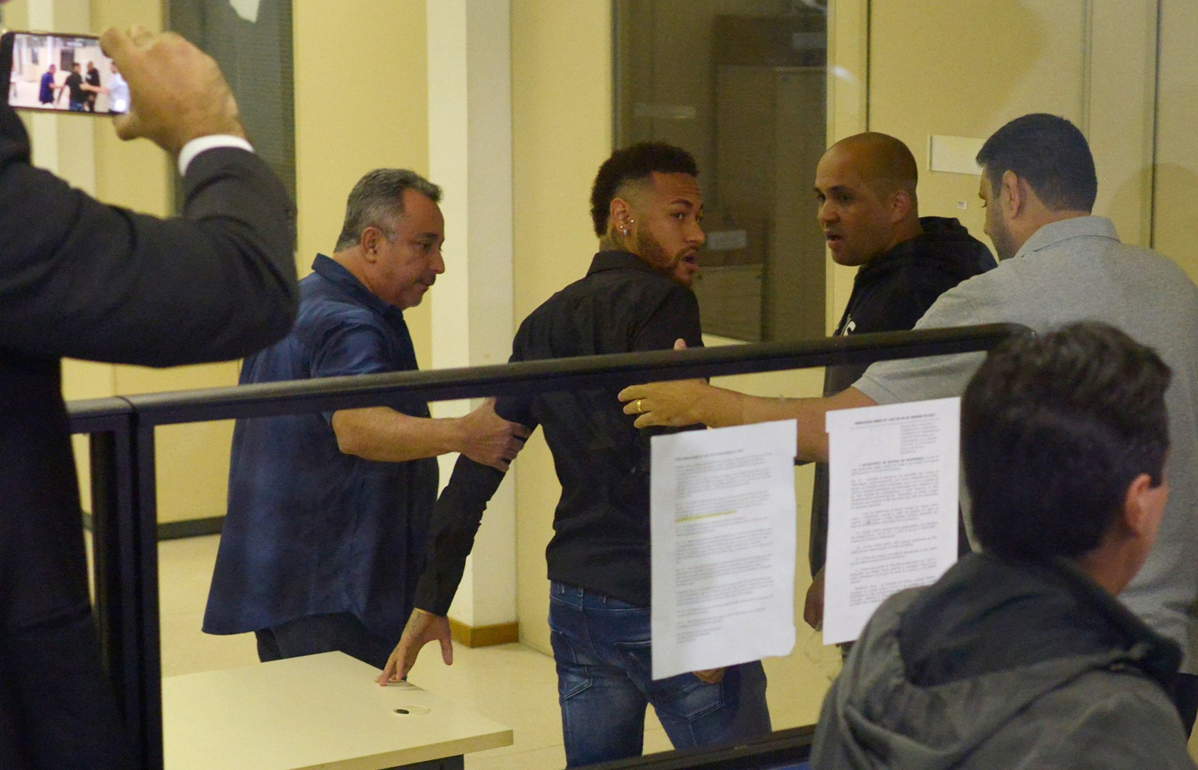El futbolista Neymar da Silva en una comisaría de Río de Janeiro