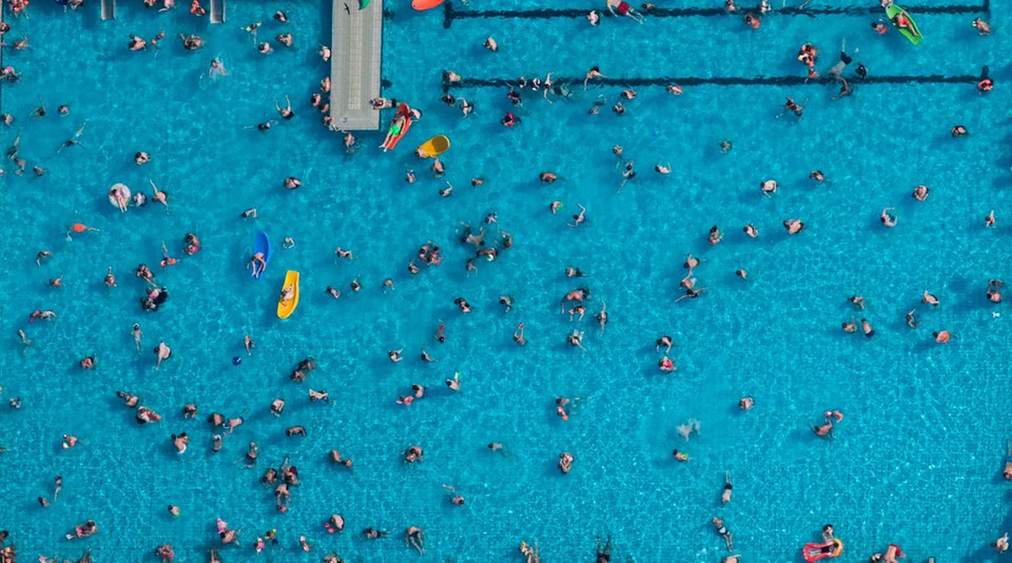 Gente descansando en una piscina al aire libre en Haltern am See, en el oeste de Alemania, el miércoles.