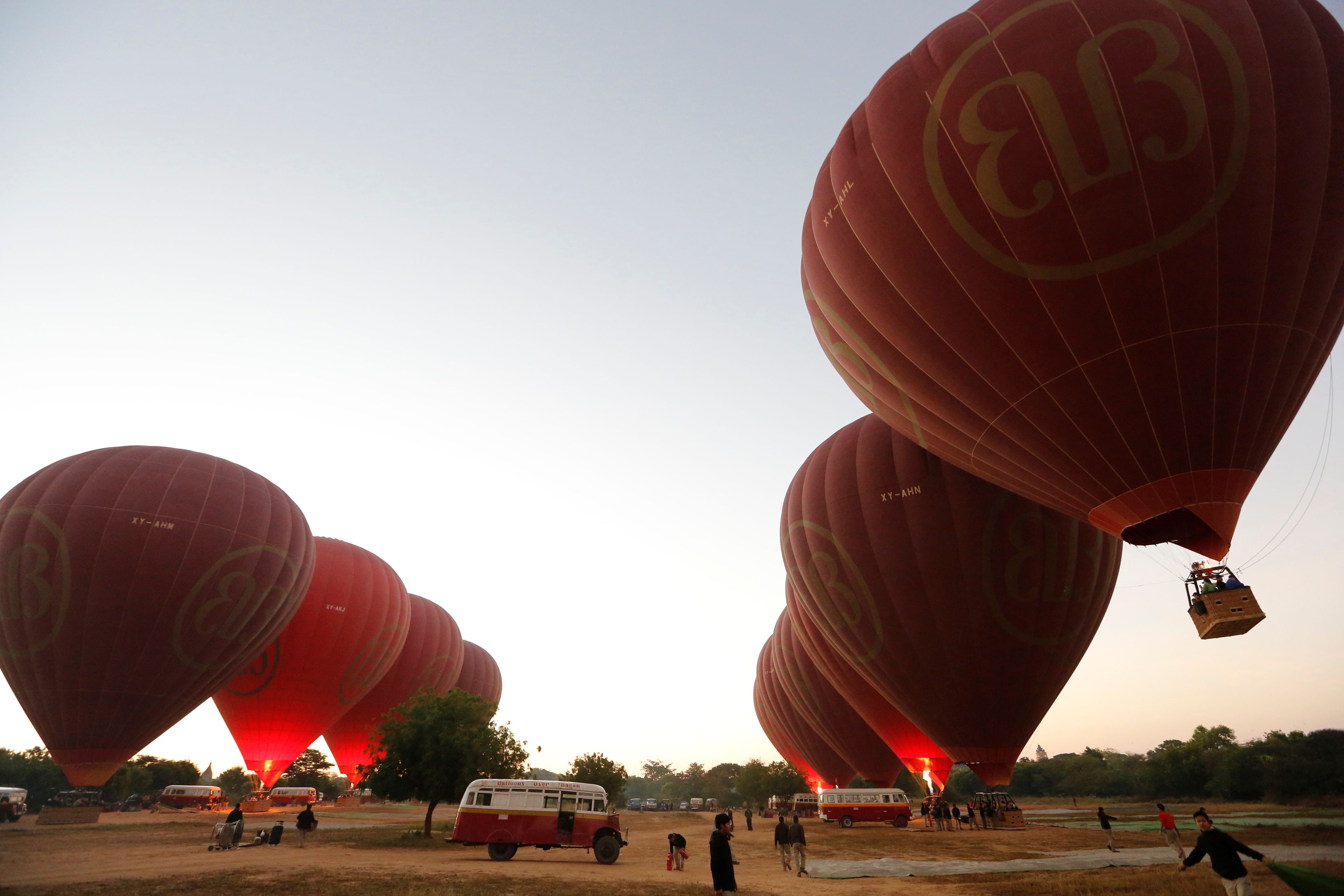 Globos aterrizando tras sobrevolar la antigua ciudad de Bagan.