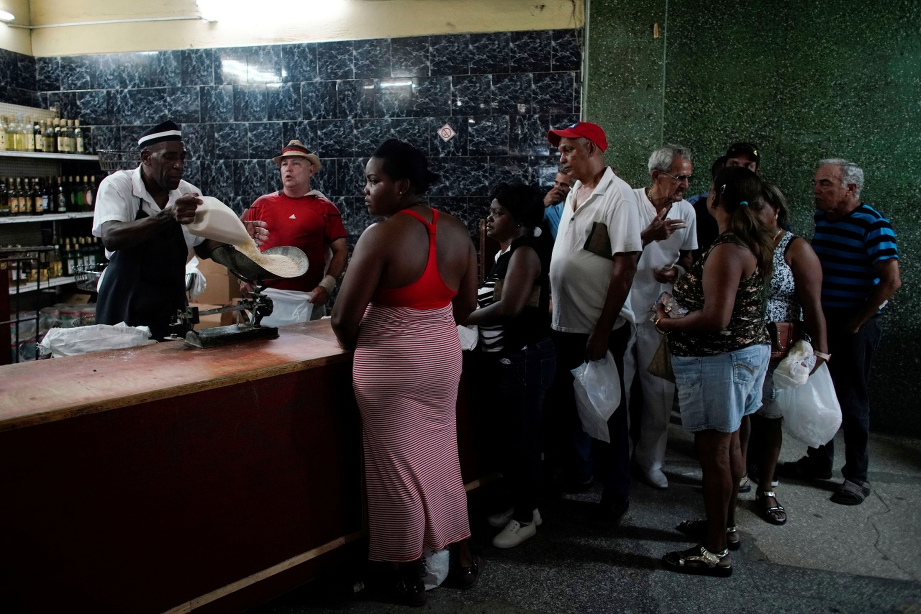 Un grupo de cubanos hacen cola para comprar alimentos en La Habana