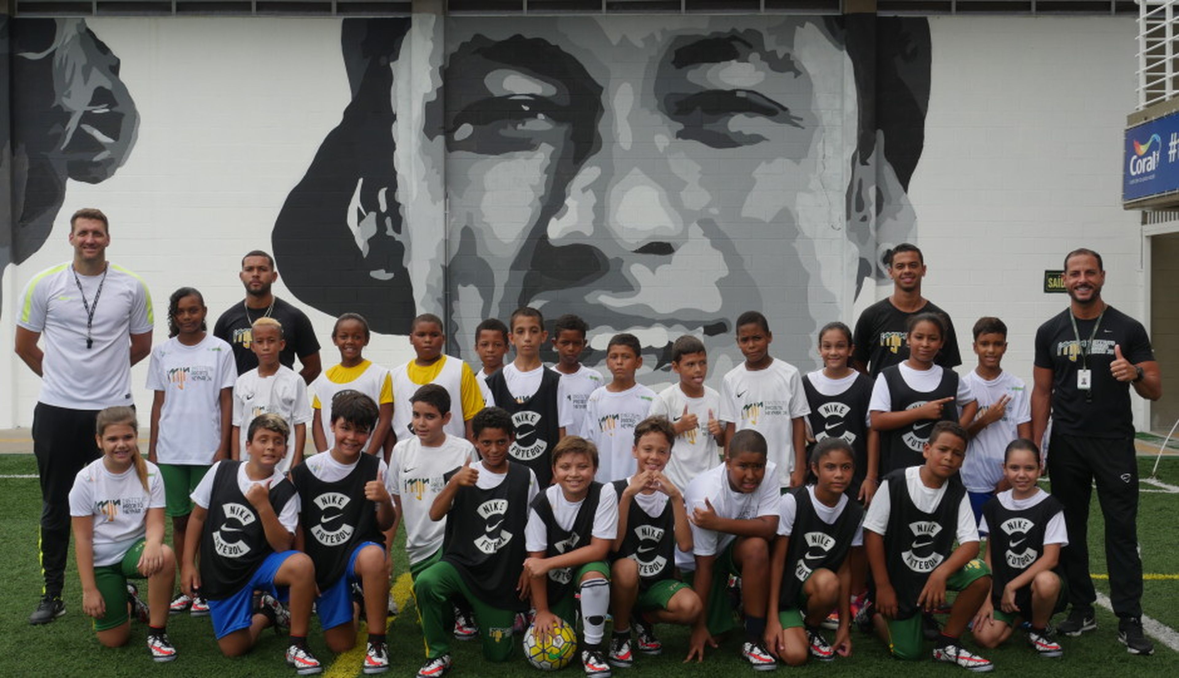 Un grupo de niños participan en un evento de Romancer patrocinado por la fundación de Neymar, Instituto Projeto Neymar Jr.