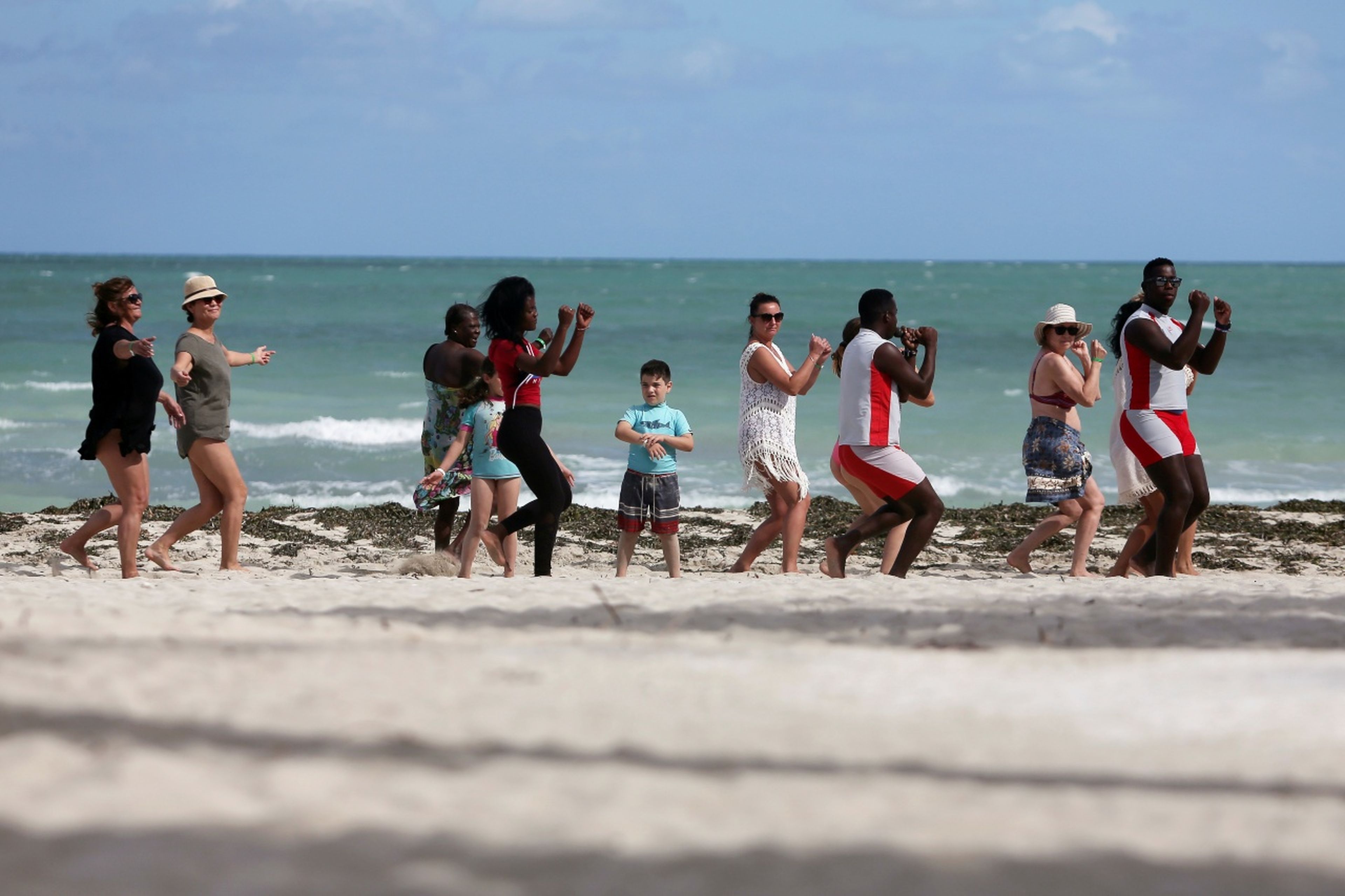 Un grupo de turistas en una playa de Varadero (Cuba)