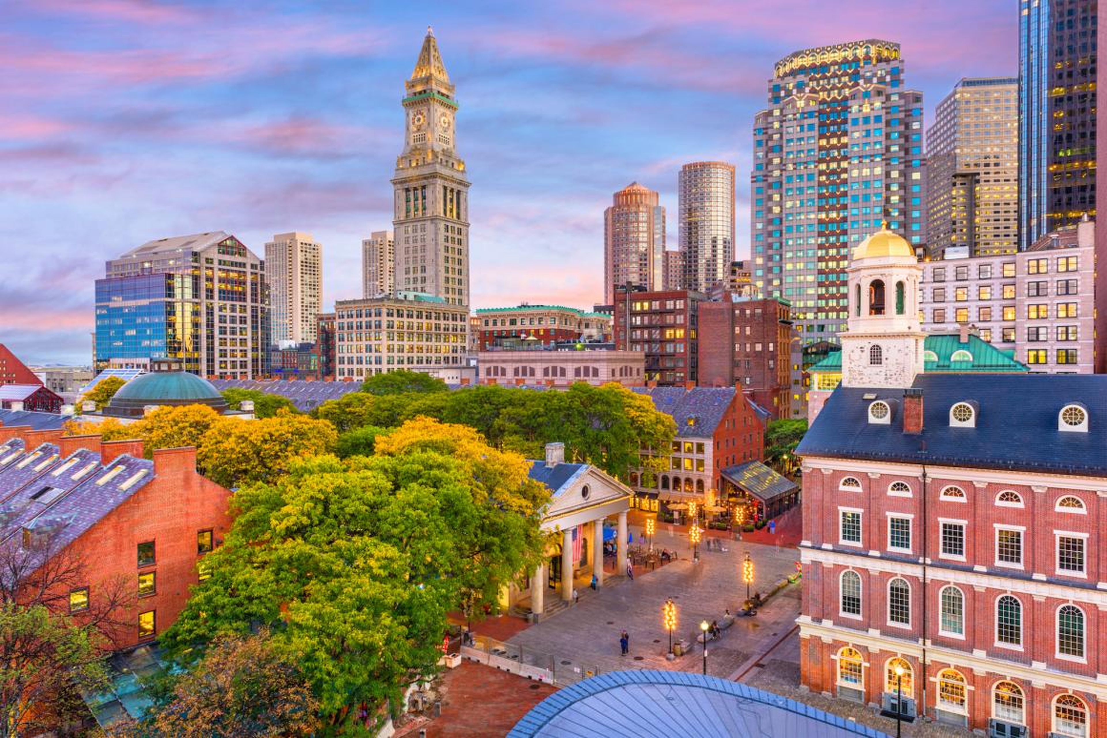Puedes caminar o usar el transporte público para moverte por Boston.