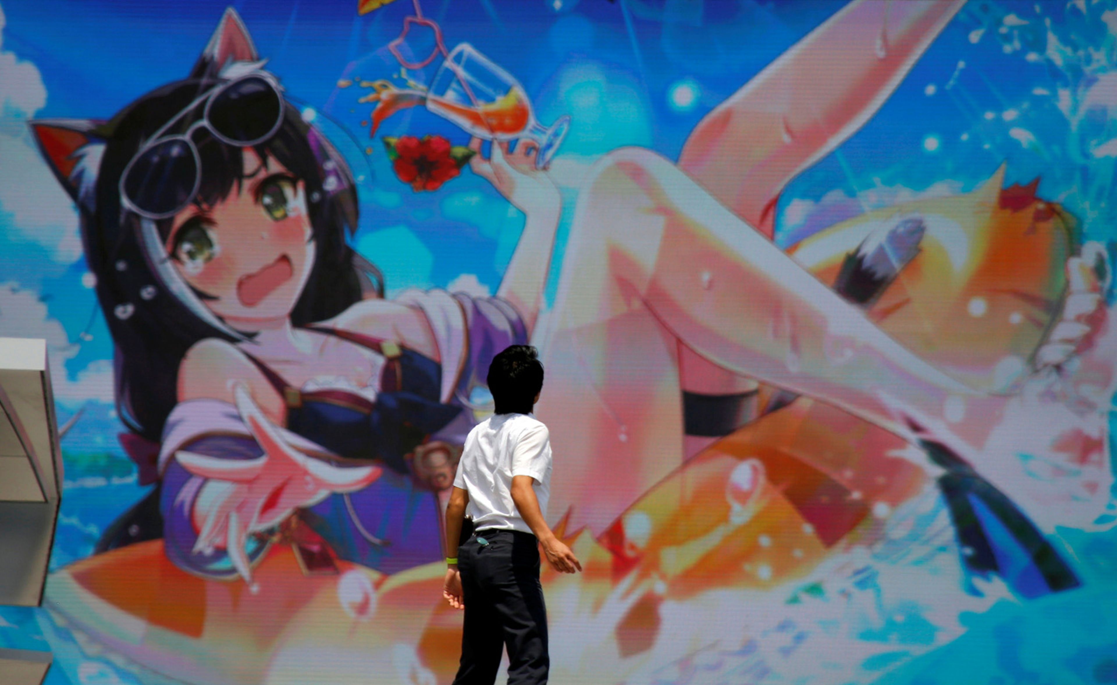 Hombre frente a un fotograma de una serie de anime.