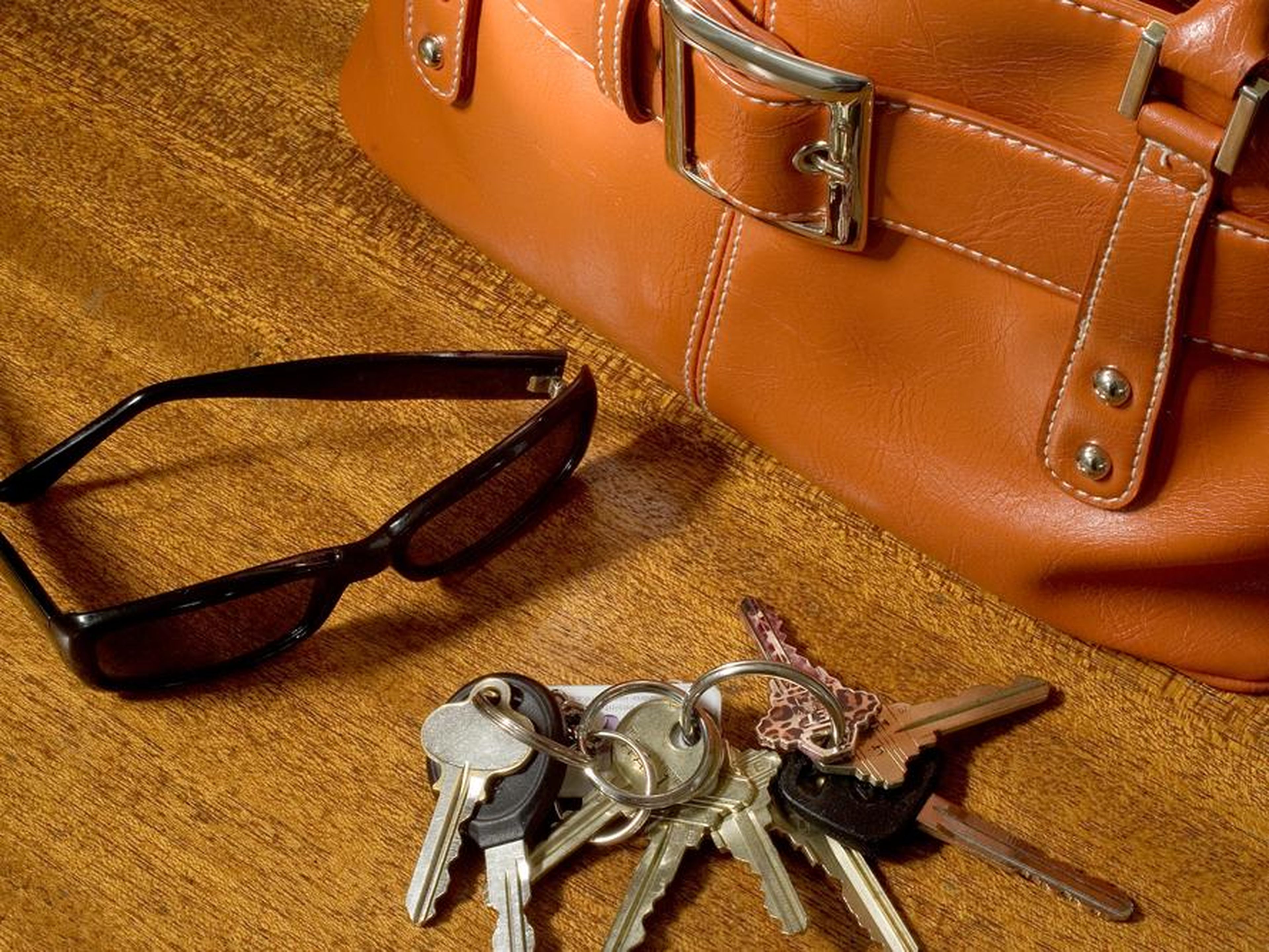 Unas llaves, unas gafas de sol y un bolso.
